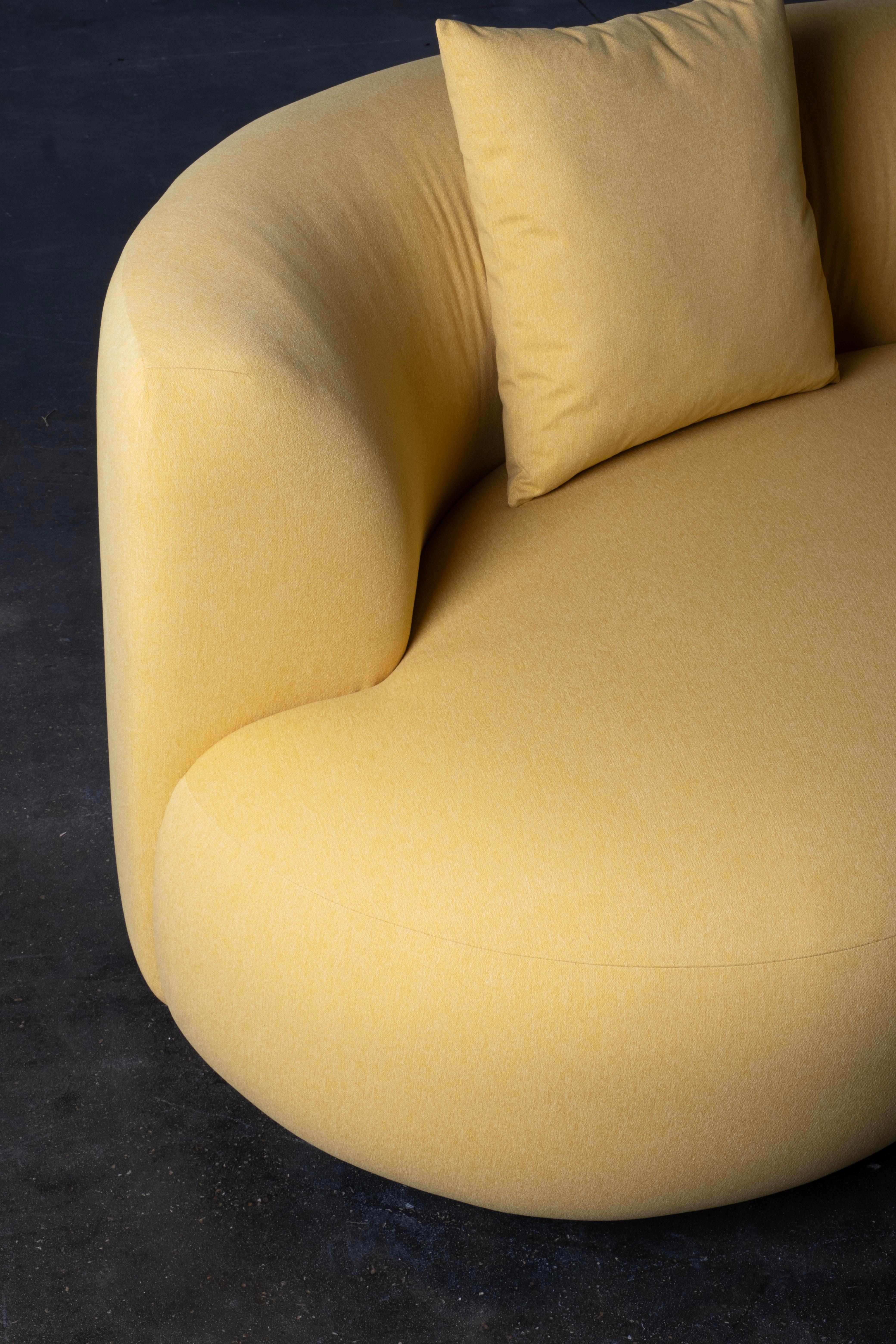 Divano moderno a due piazze curve, velluto baby mango, fatto a mano in Portogallo by Greenapple In condizioni Nuovo in vendita a Lisboa, PT