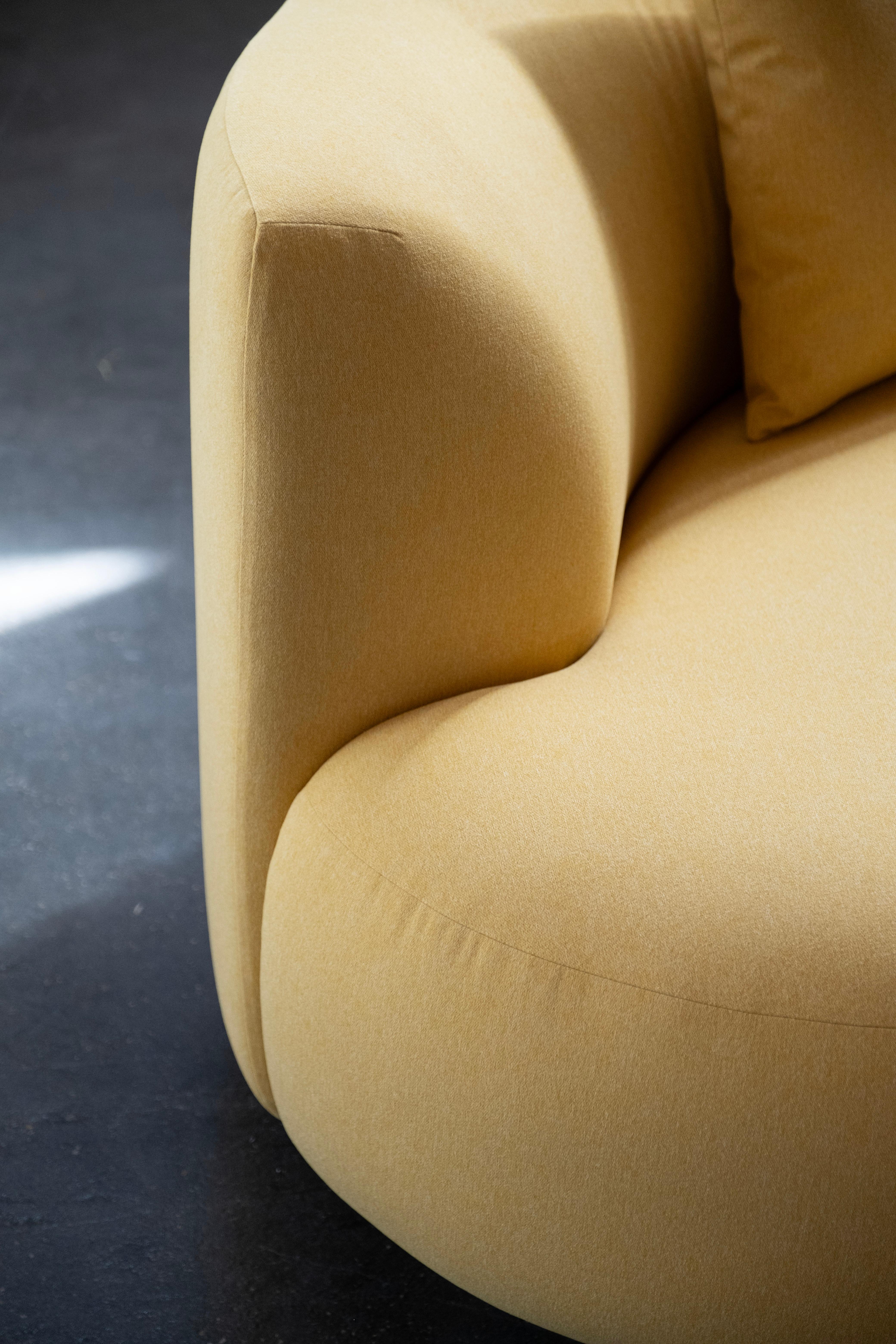 XXI secolo e contemporaneo Divano moderno a due piazze curve, velluto baby mango, fatto a mano in Portogallo by Greenapple in vendita