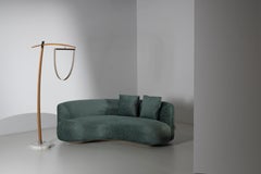 Divano curvo Twins di Rute Martins per Greenapple, in velluto verde menta e rovere
