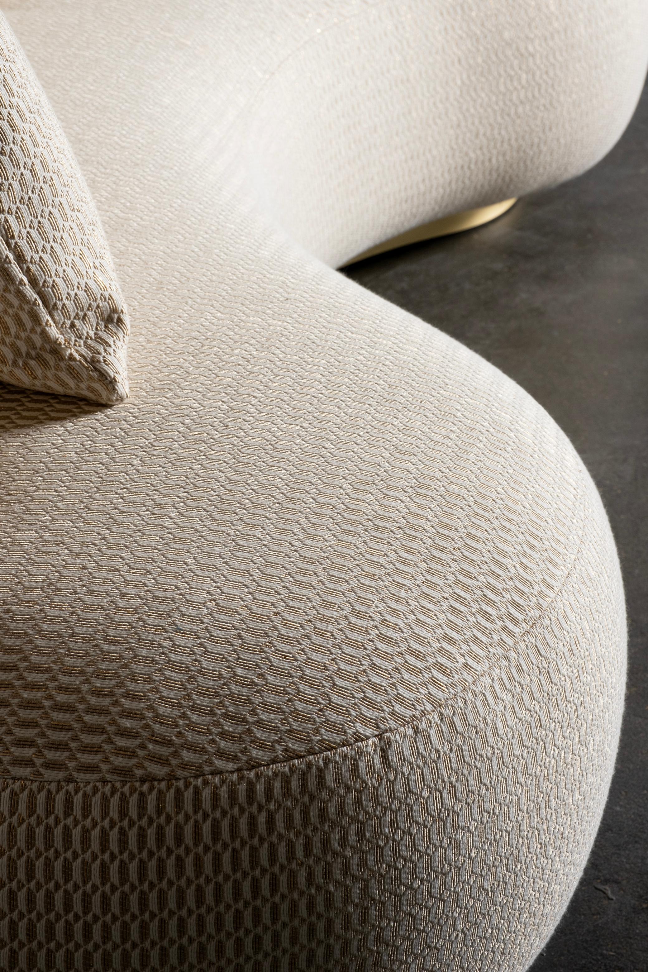 Canapé jumeaux modernes incurvés, jacquard ivoire-doré laiton fait à la main Portugal Greenapple en vente 3