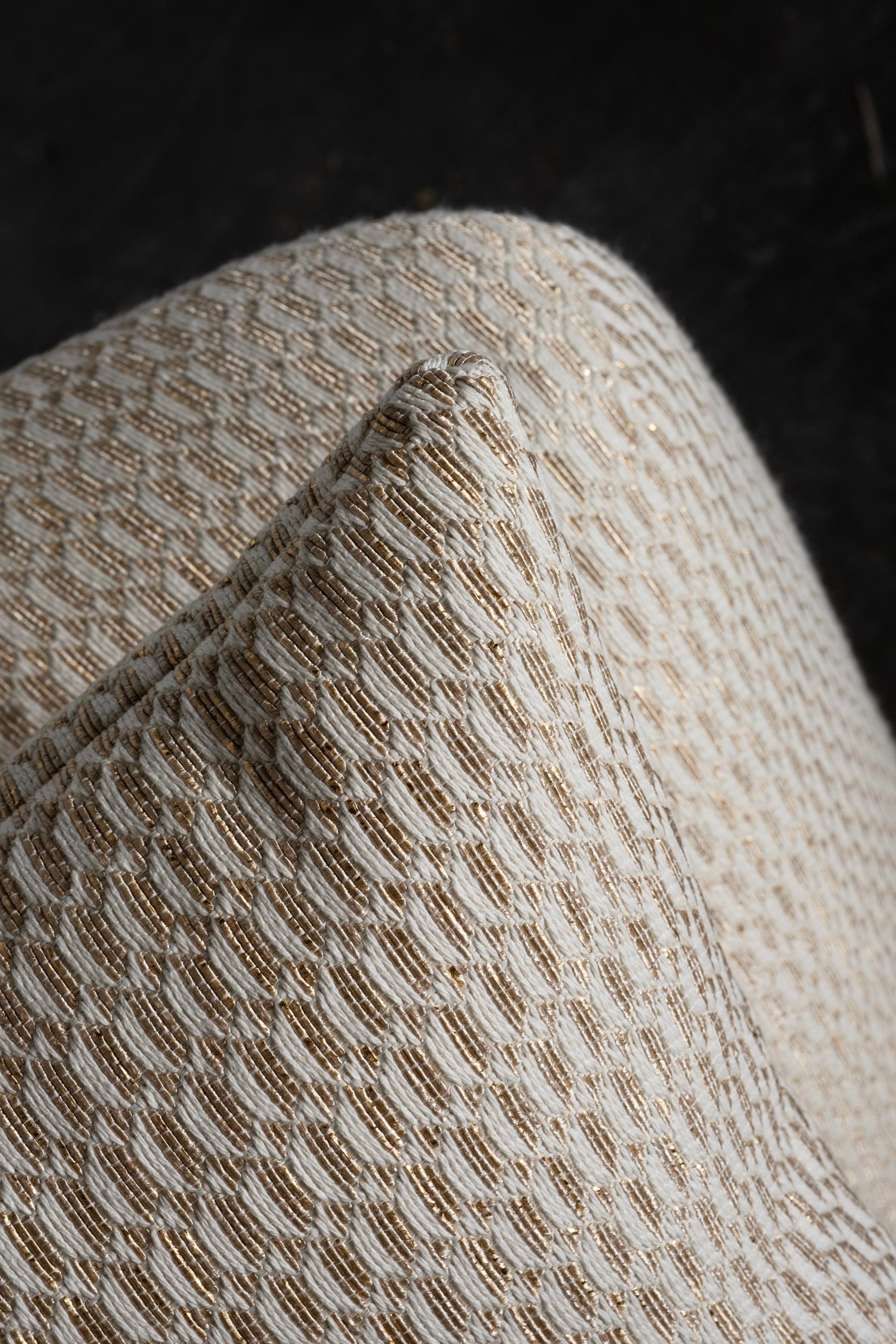 Moderne Canapé jumeaux modernes incurvés, jacquard ivoire-doré laiton fait à la main Portugal Greenapple en vente