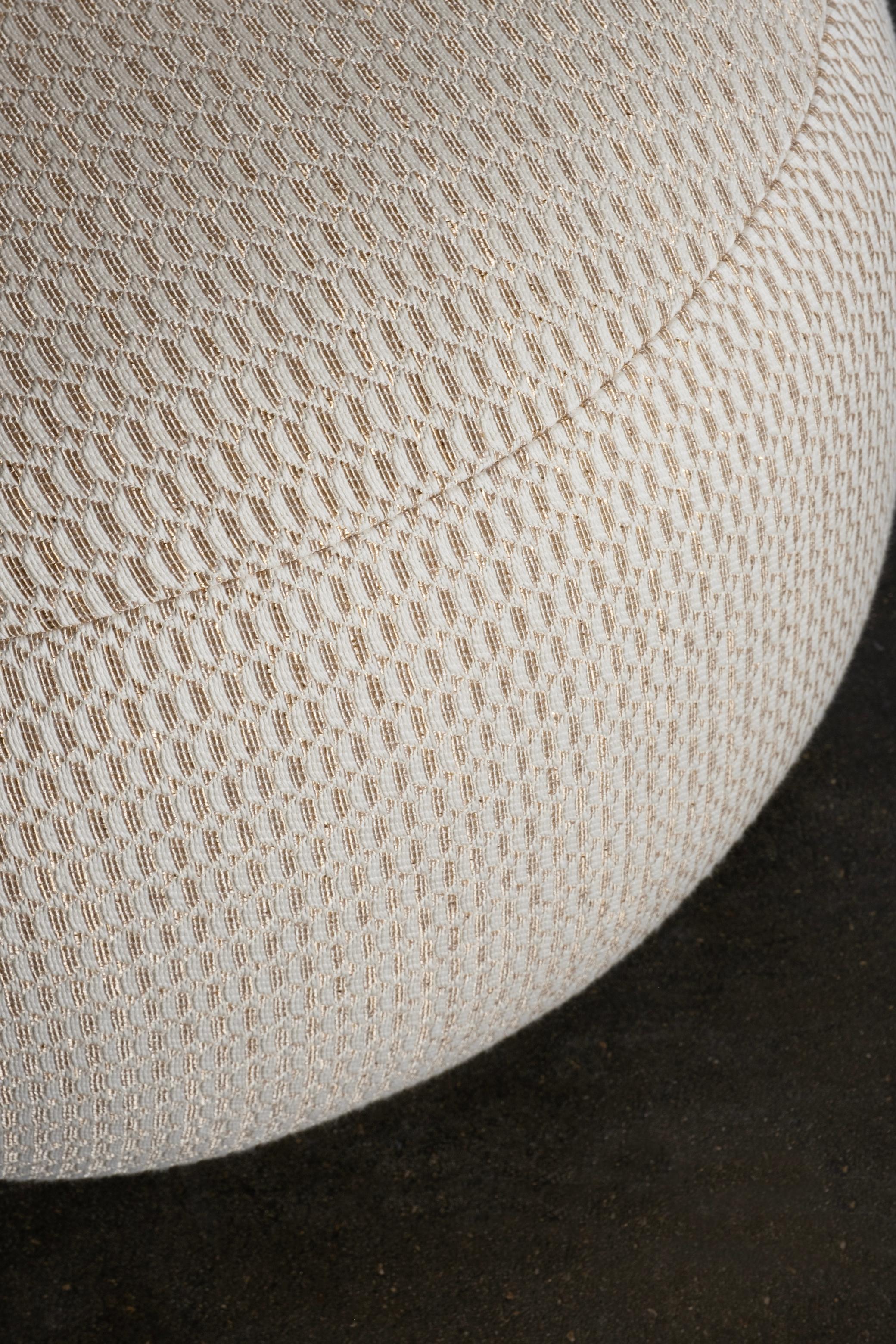 Canapé jumeaux modernes incurvés, jacquard ivoire-doré laiton fait à la main Portugal Greenapple en vente 1