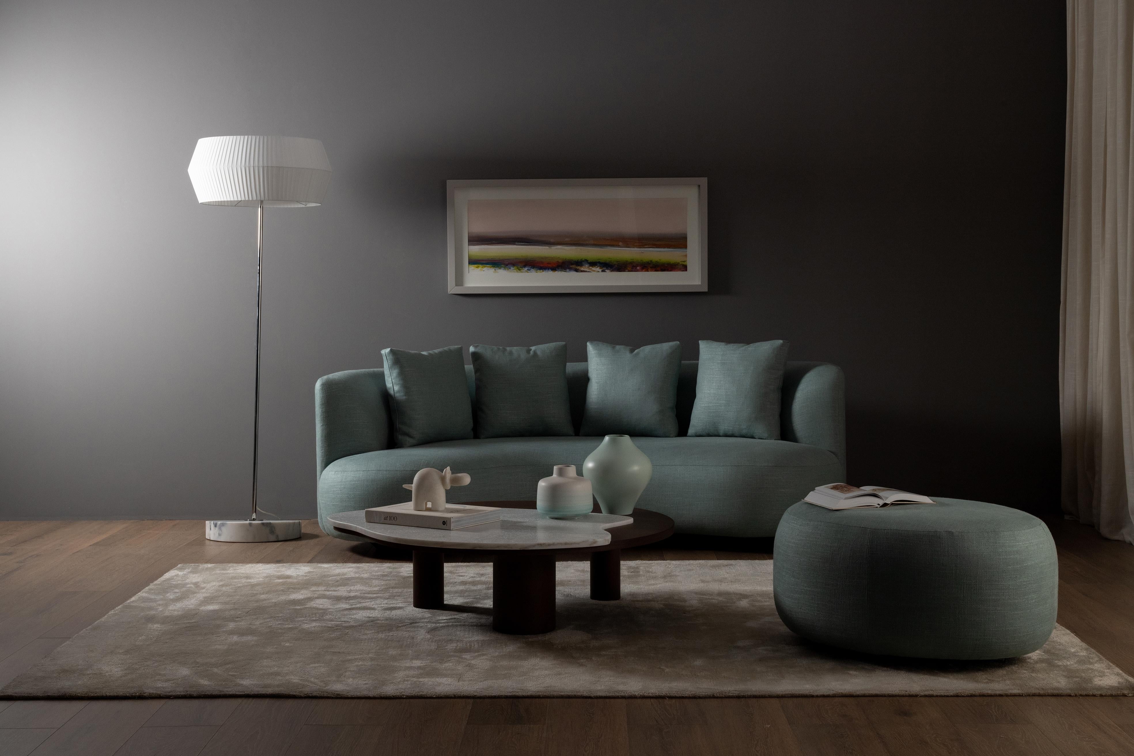 Organic Modern Twins Pouf Ottoman, Contemporary Collection, Handcrafted in Portugal - Europe by GF Contemporary.

Le pouf Twins est un ajout sophistiqué à tout espace, offrant à la fois style et fonctionnalité. Tapissé de tissus luxueux, le pouf