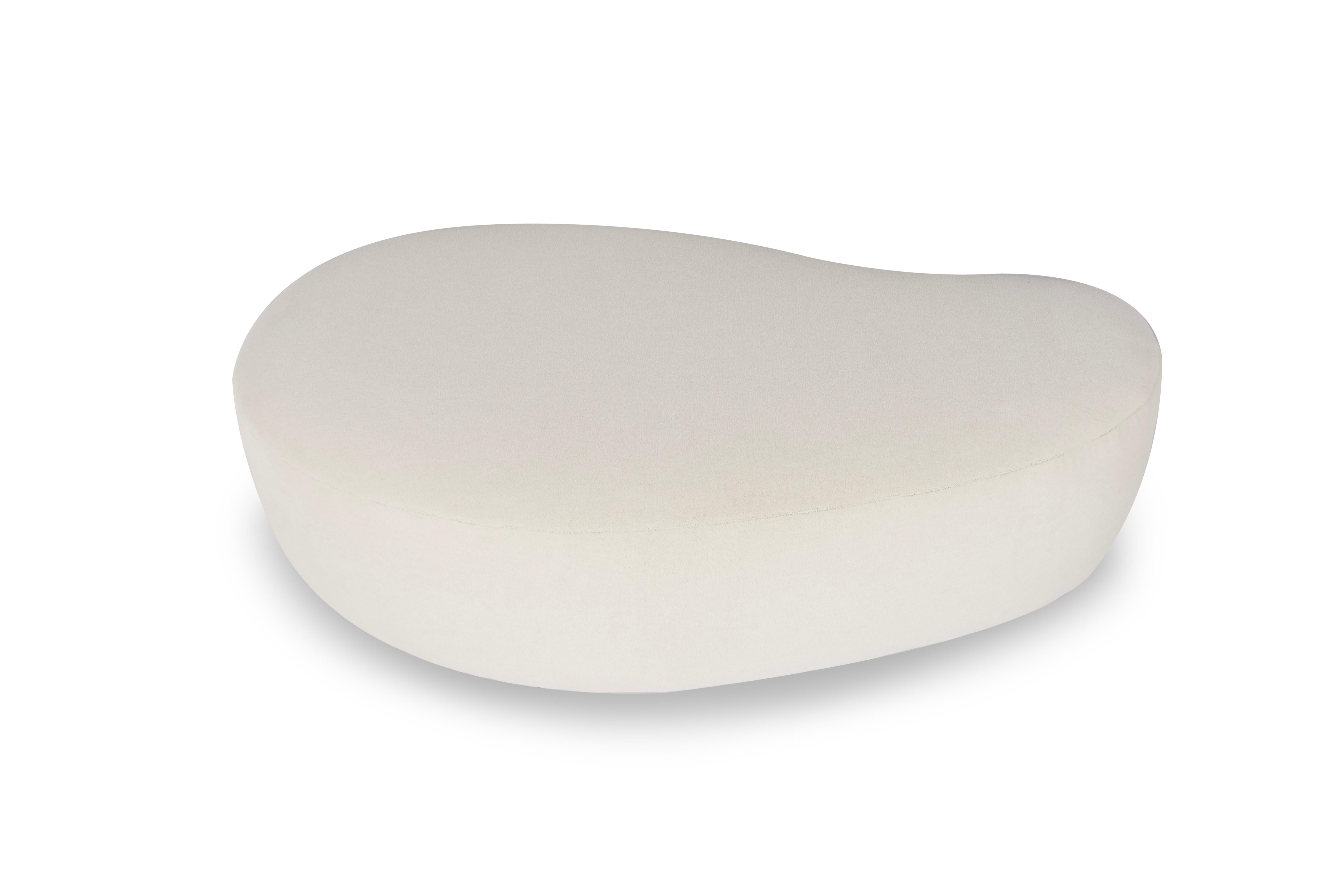 Organic Modern Twins Pouf Ottoman, Contemporary Collection, Handcrafted in Portugal - Europe by GF Contemporary.

Le banc Twins est un complément sophistiqué à tout espace, offrant à la fois style et fonctionnalité. Tapissé de tissus luxueux, le