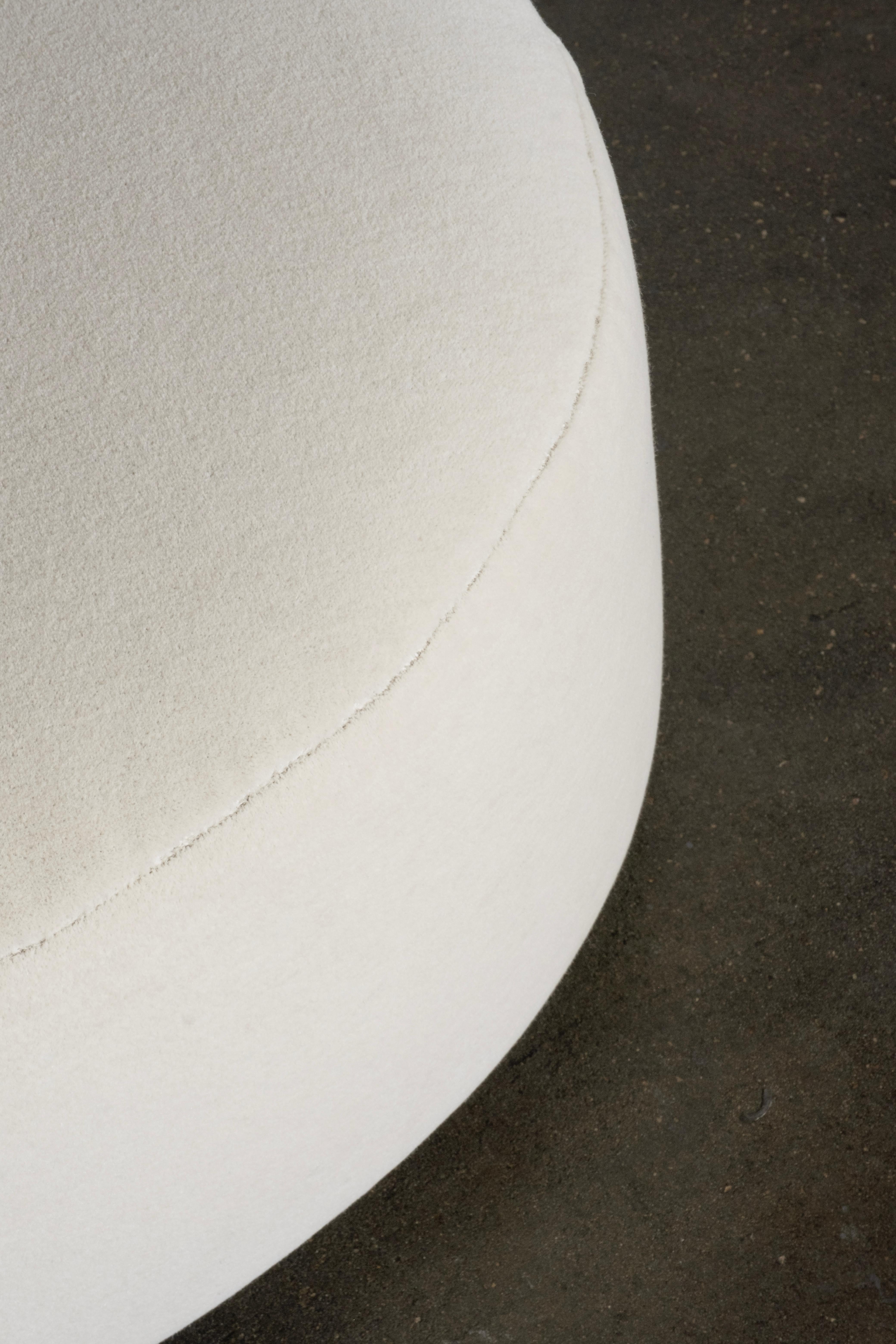 Portugais Pouf Twins moderne et organique, velours d'alpaga blanc, fabriqué à la main par Greenapple en vente