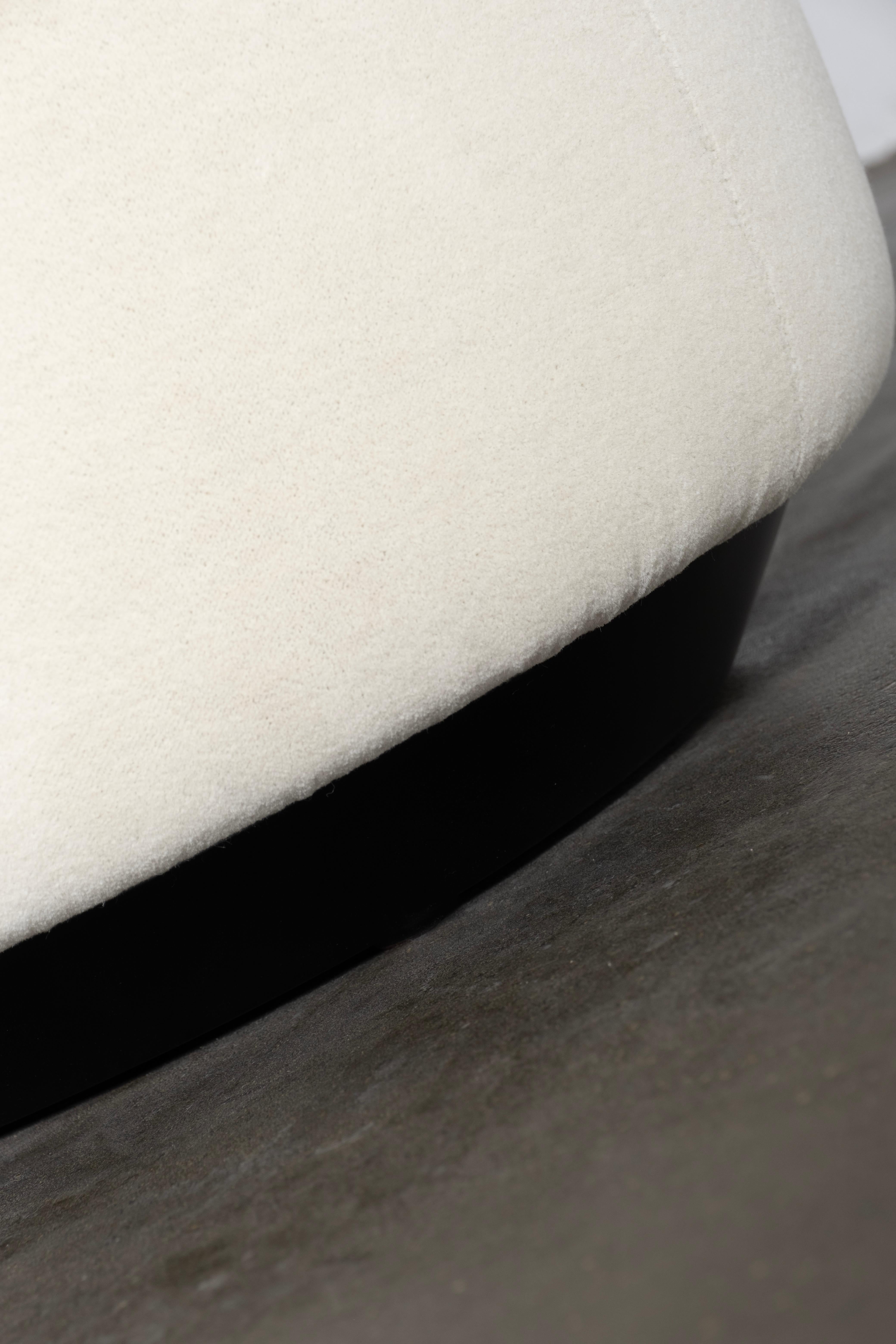 Fait main Pouf Twins moderne et organique, velours d'alpaga blanc, fabriqué à la main par Greenapple en vente