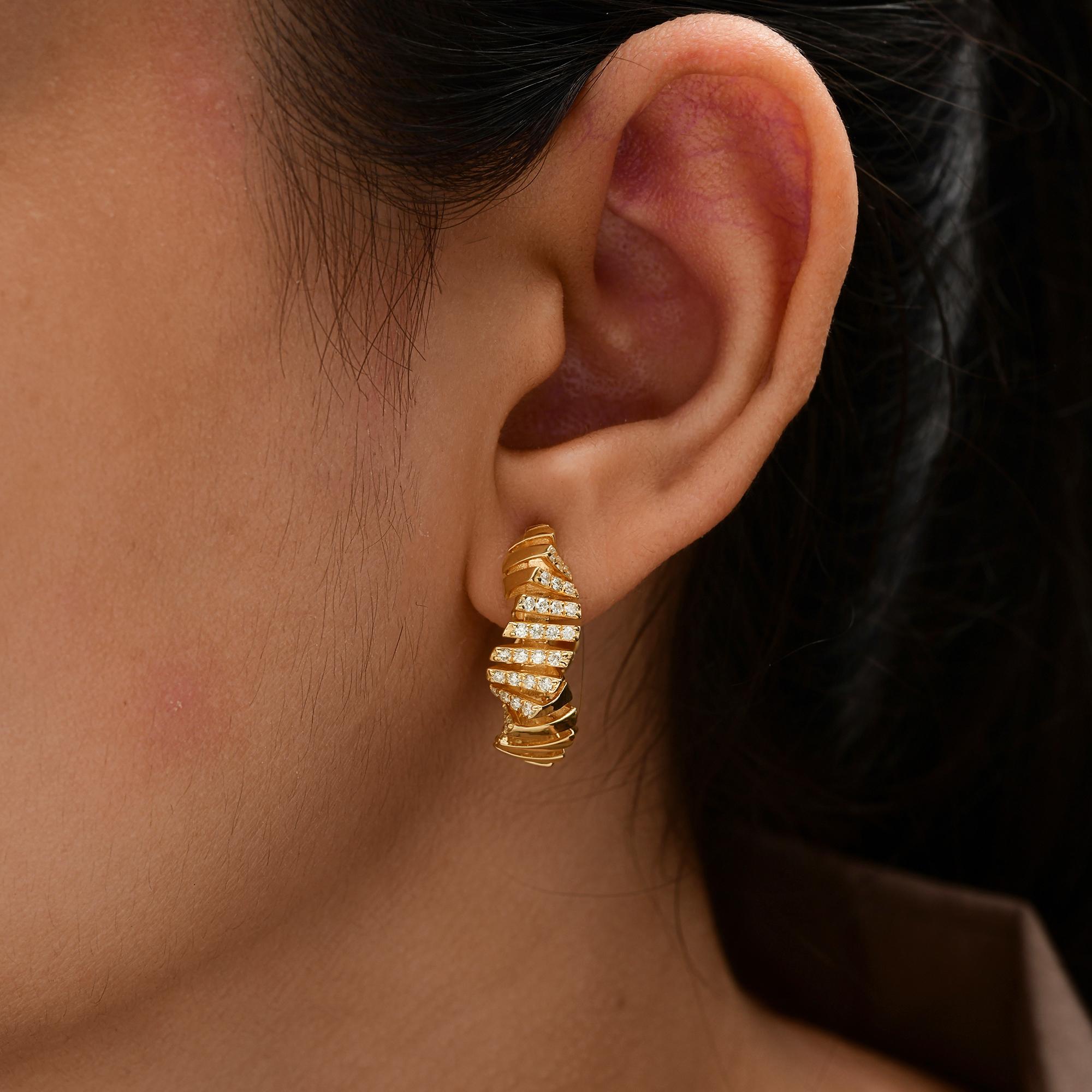 Orecchini a cerchio moderni con diamante ritorto in oro giallo 18k Gioielli di pregio In condizioni Nuovo in vendita a Diera, Dubai