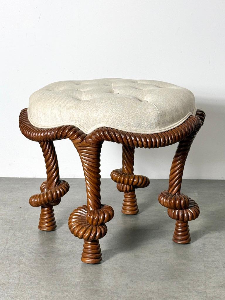 Tabouret sculptural à pieds en corde par Ballard Designs
Production du 21e siècle

Adaptation moderne du tabouret Napoléon III du XIXe siècle par A&M. Fournier.
Piétement en corde torsadée et nouée en hêtre massif sculpté à la main avec une assise