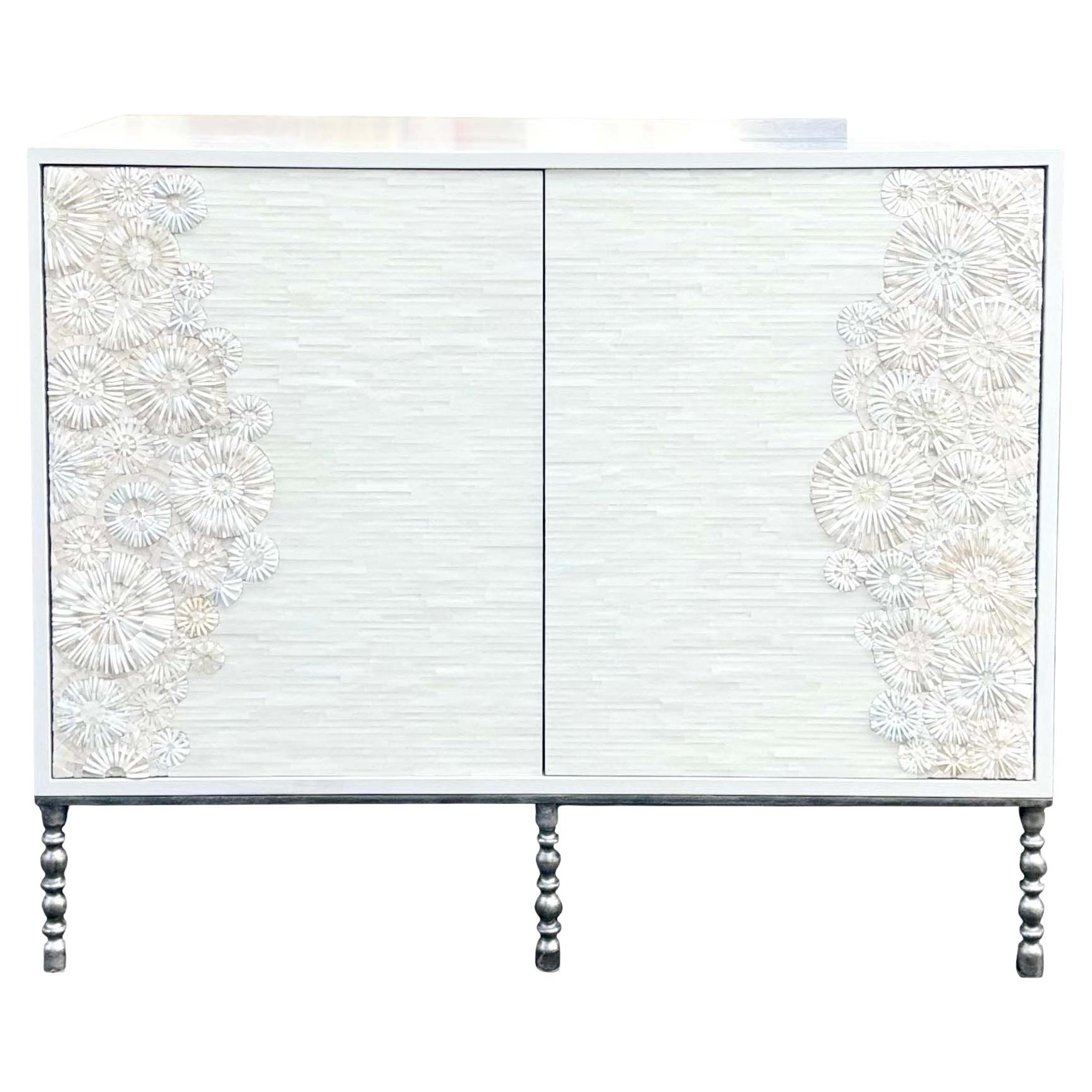 Modernes zweitüriges geblümtes Buffet mit Vintage-Sockel im Vintage-Stil von Ercole Home