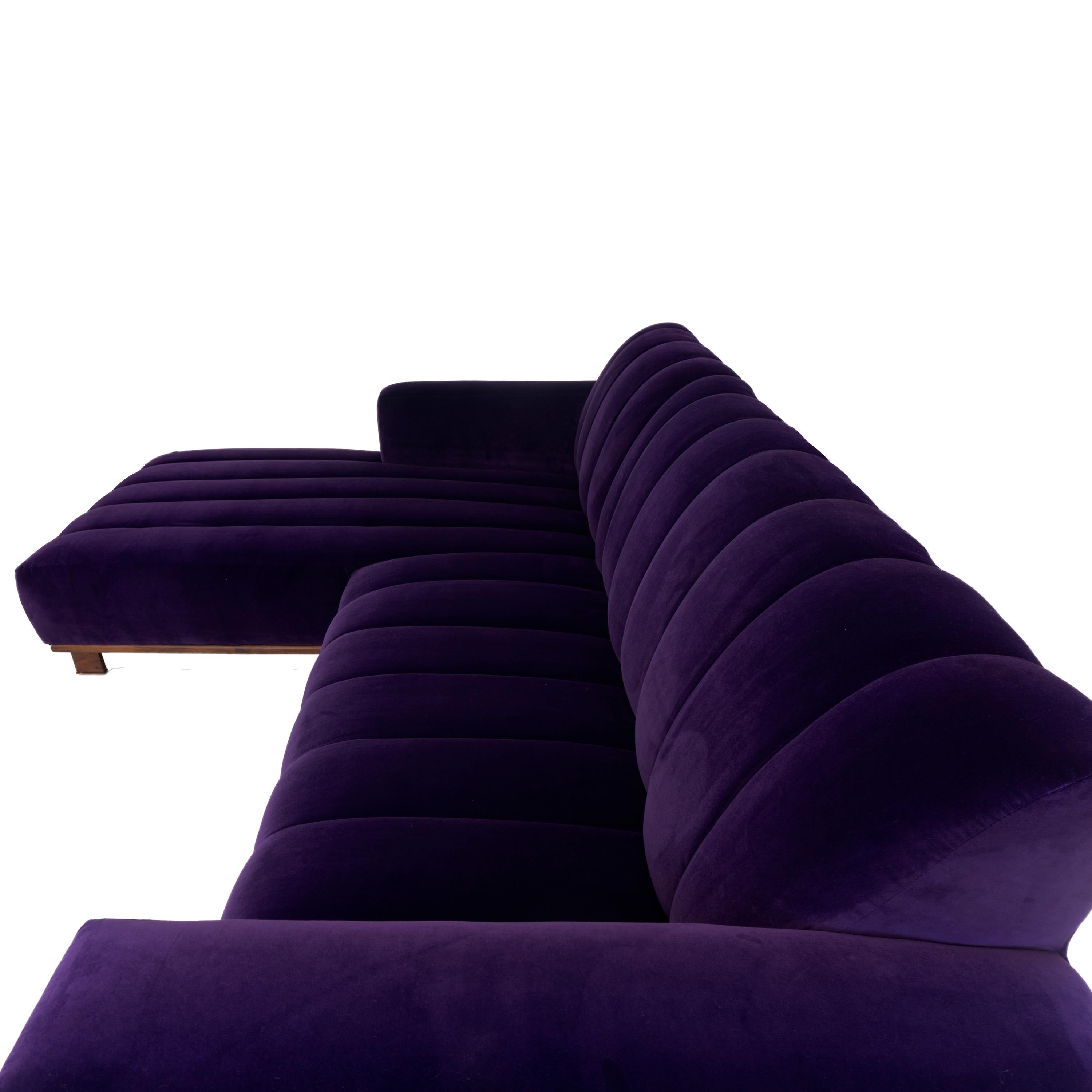 Modernes zweiteiliges, modernes Sofa mit kanalisierter Samtpolsterung im Angebot 12