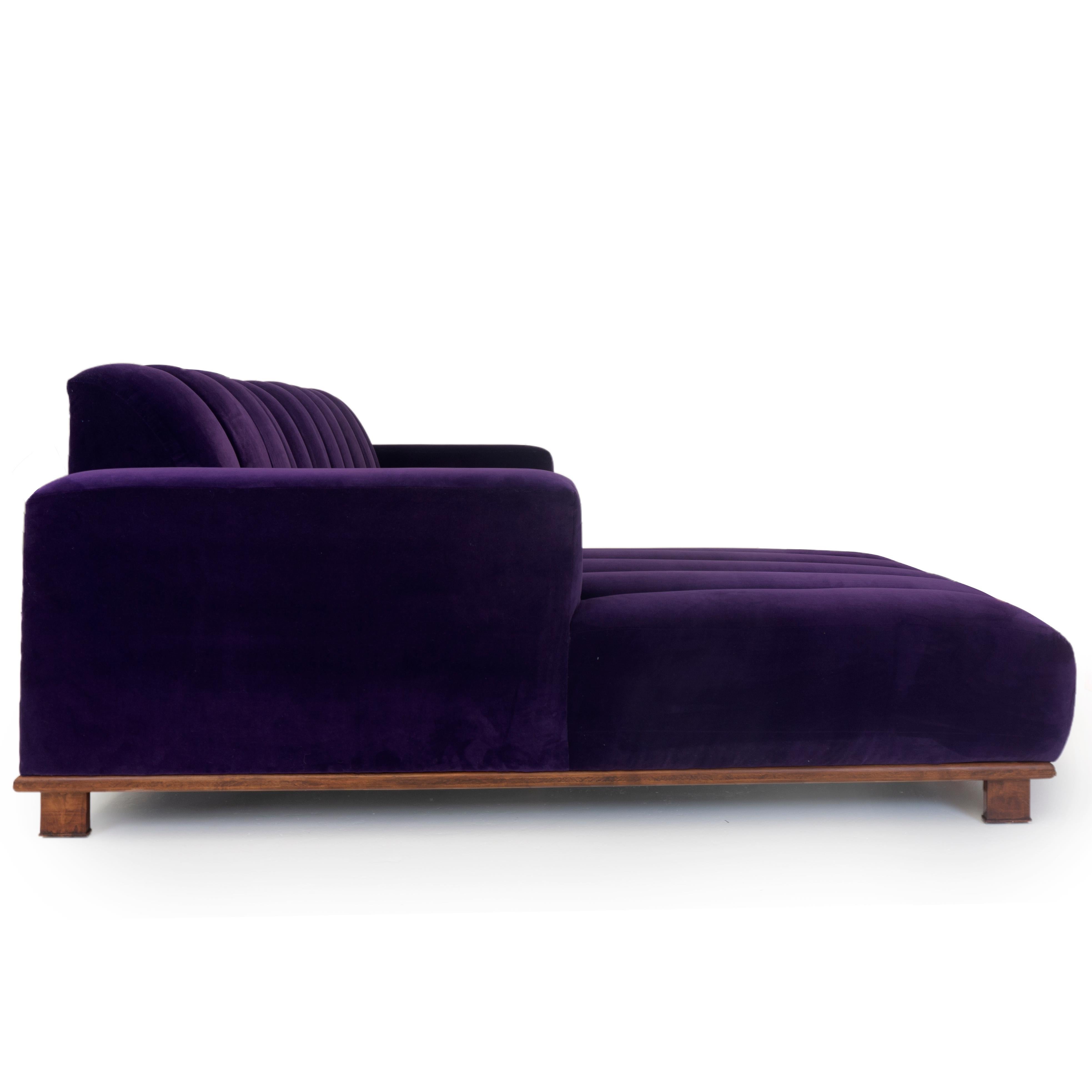 Modernes zweiteiliges, modernes Sofa mit kanalisierter Samtpolsterung (amerikanisch) im Angebot