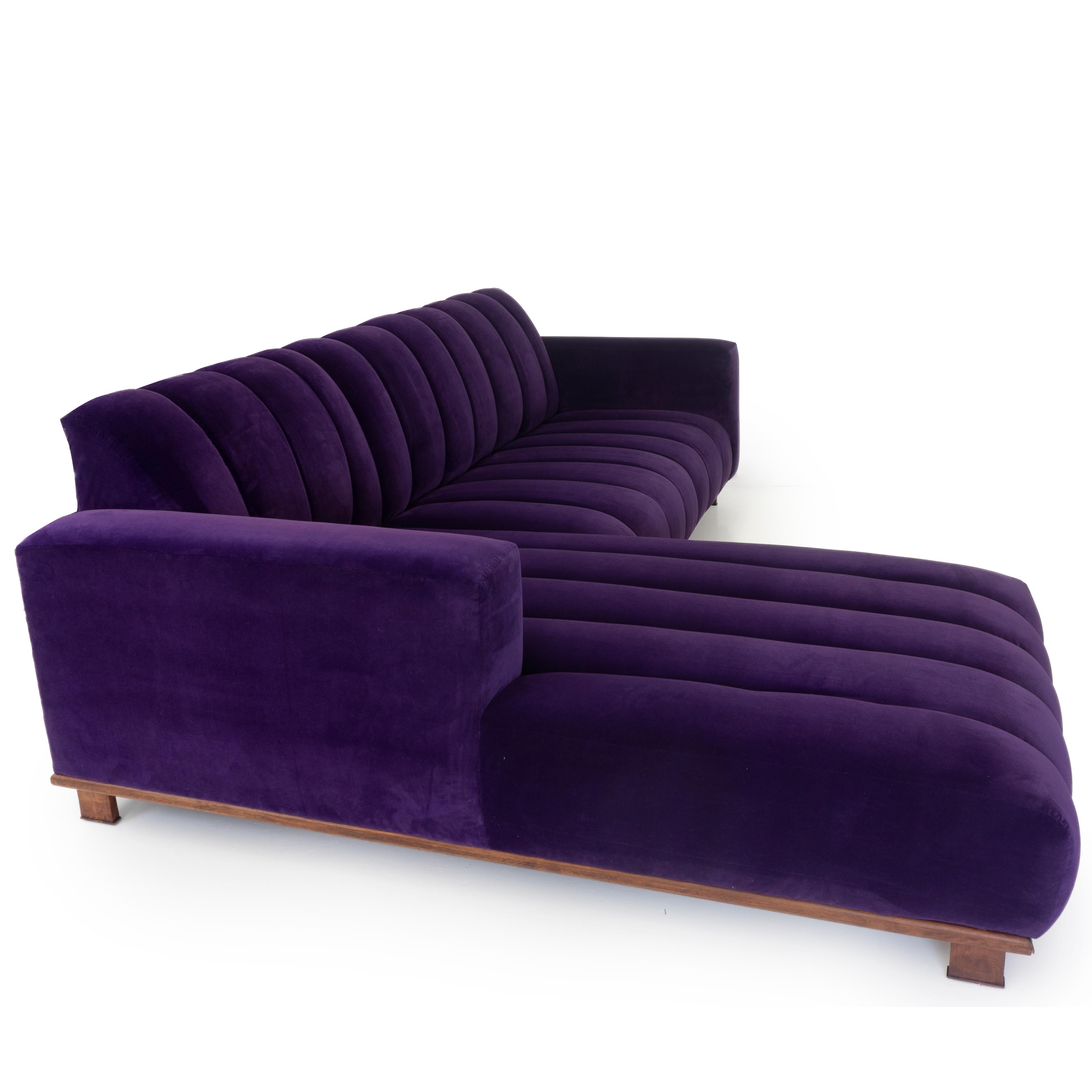 Modernes zweiteiliges, modernes Sofa mit kanalisierter Samtpolsterung im Angebot 1