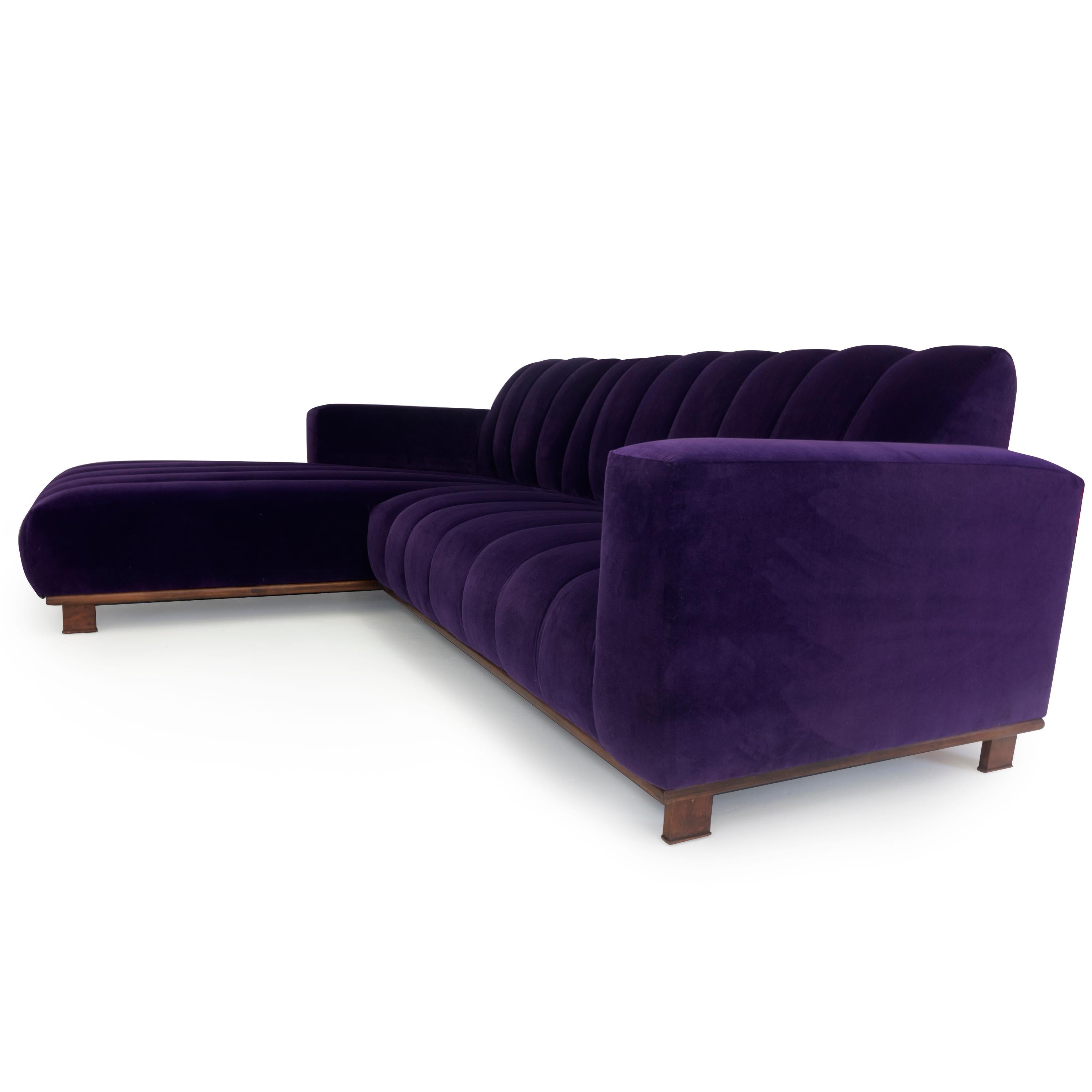 Modernes zweiteiliges, modernes Sofa mit kanalisierter Samtpolsterung im Angebot 2