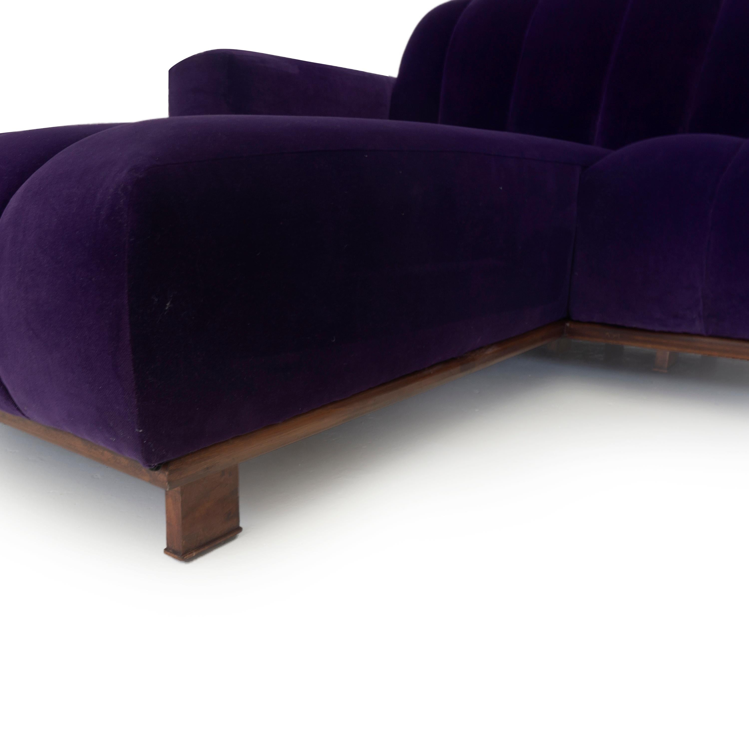 Modernes zweiteiliges, modernes Sofa mit kanalisierter Samtpolsterung im Angebot 3