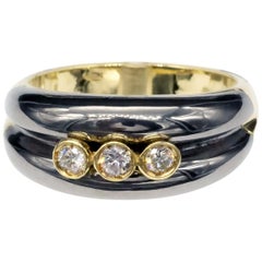 Anillo de tres piedras de oro blanco y negro de 18 quilates y diamantes