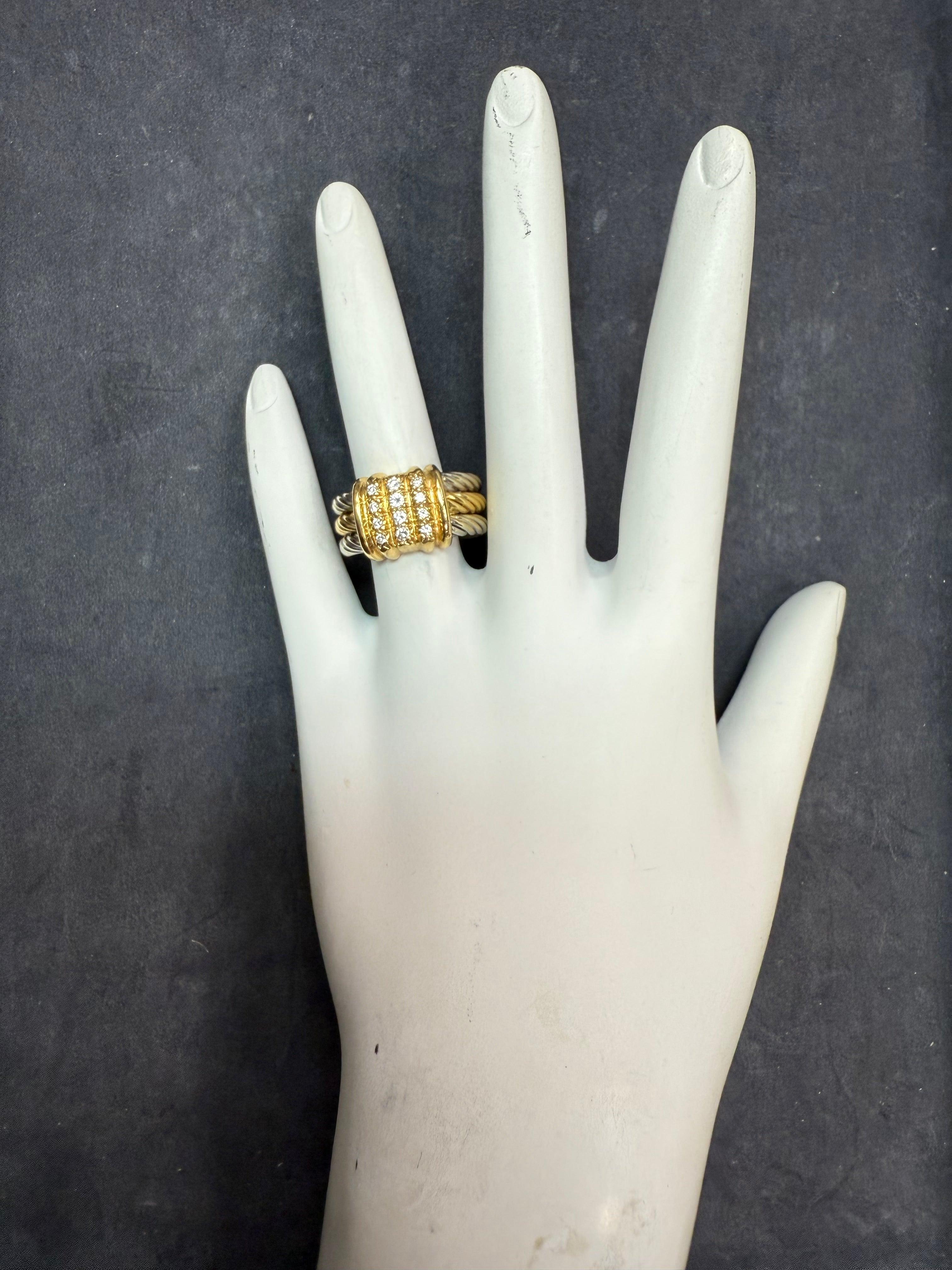 Moderno anello bicolore in oro giallo e bianco 18 carati con 12 diamanti naturali incolori per un totale di circa 0,36 carati, firmato dal famoso designer Charriol. 
L'anello misura 8,8 mm di larghezza, è una misura 5 e pesa 17 grammi.
Tre