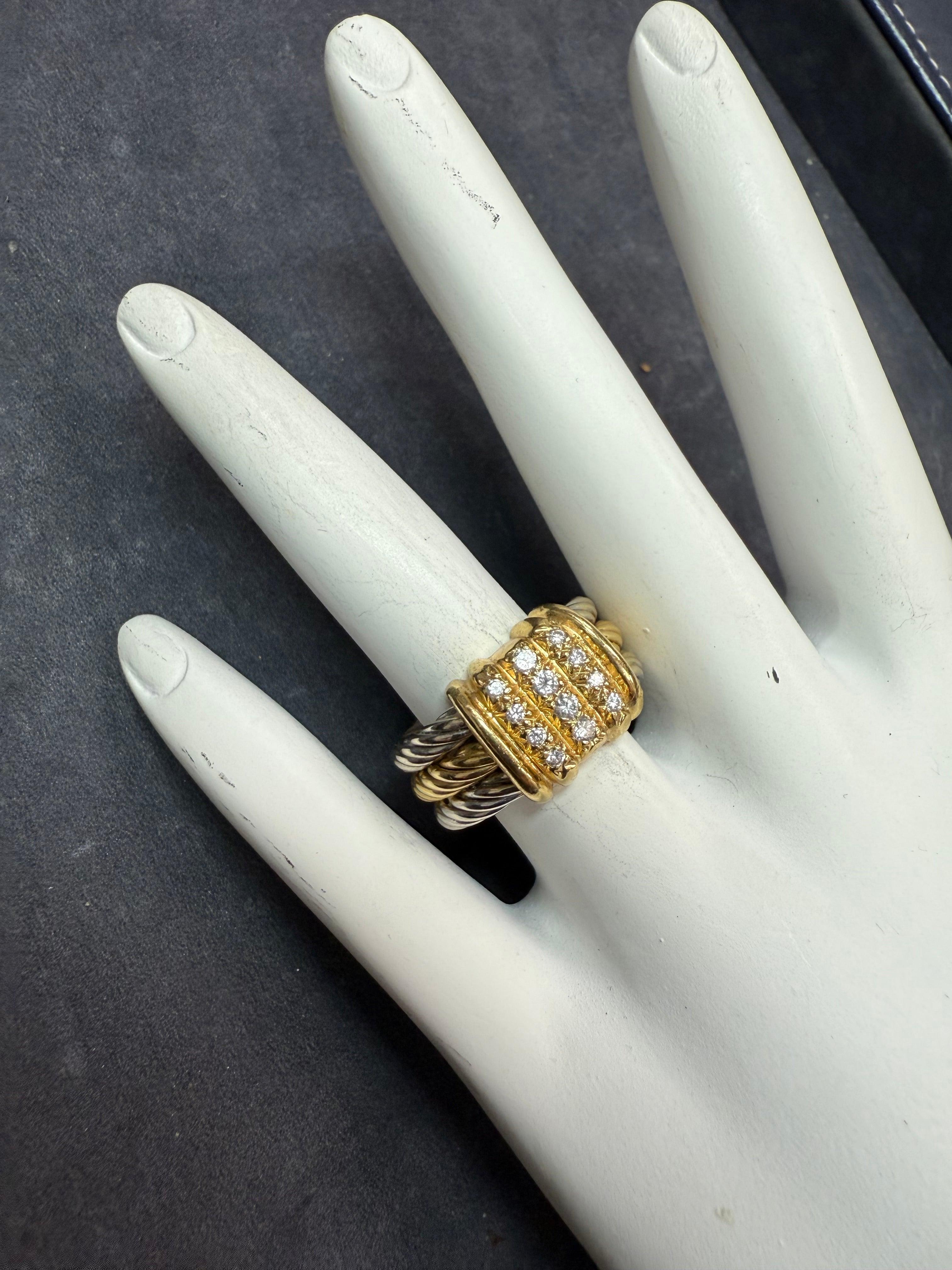 Taglio rotondo Anello moderno a due toni in oro con diamanti naturali e cavo di Charriol in vendita
