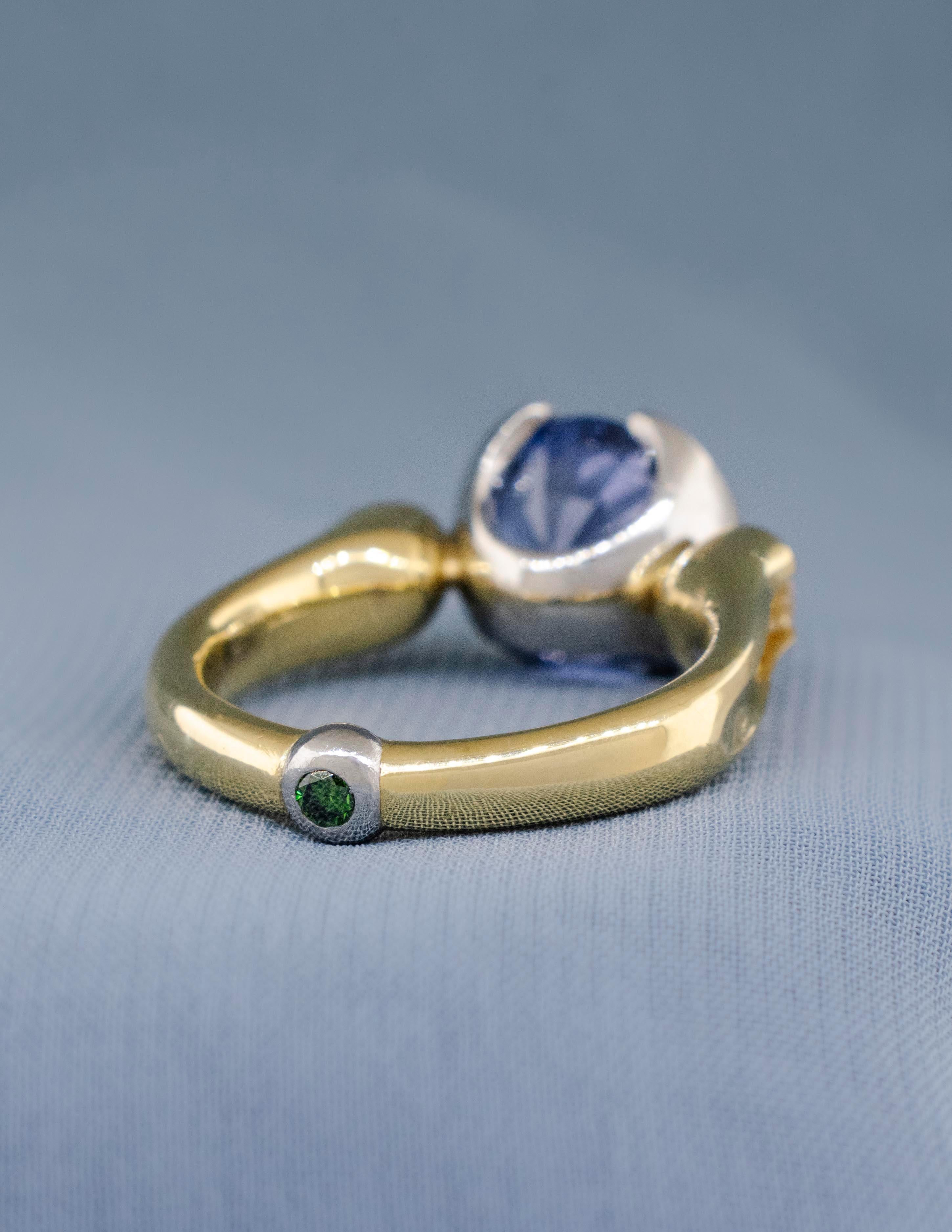 Cette bague présente une esthétique artistique saisissante, combinant métaux et formes organiques. La pièce centrale de la bague contient un saphir de Ceylan pesant environ 5 carats. Elle est montée dans une demi-boucle en platine poli. Le saphir a