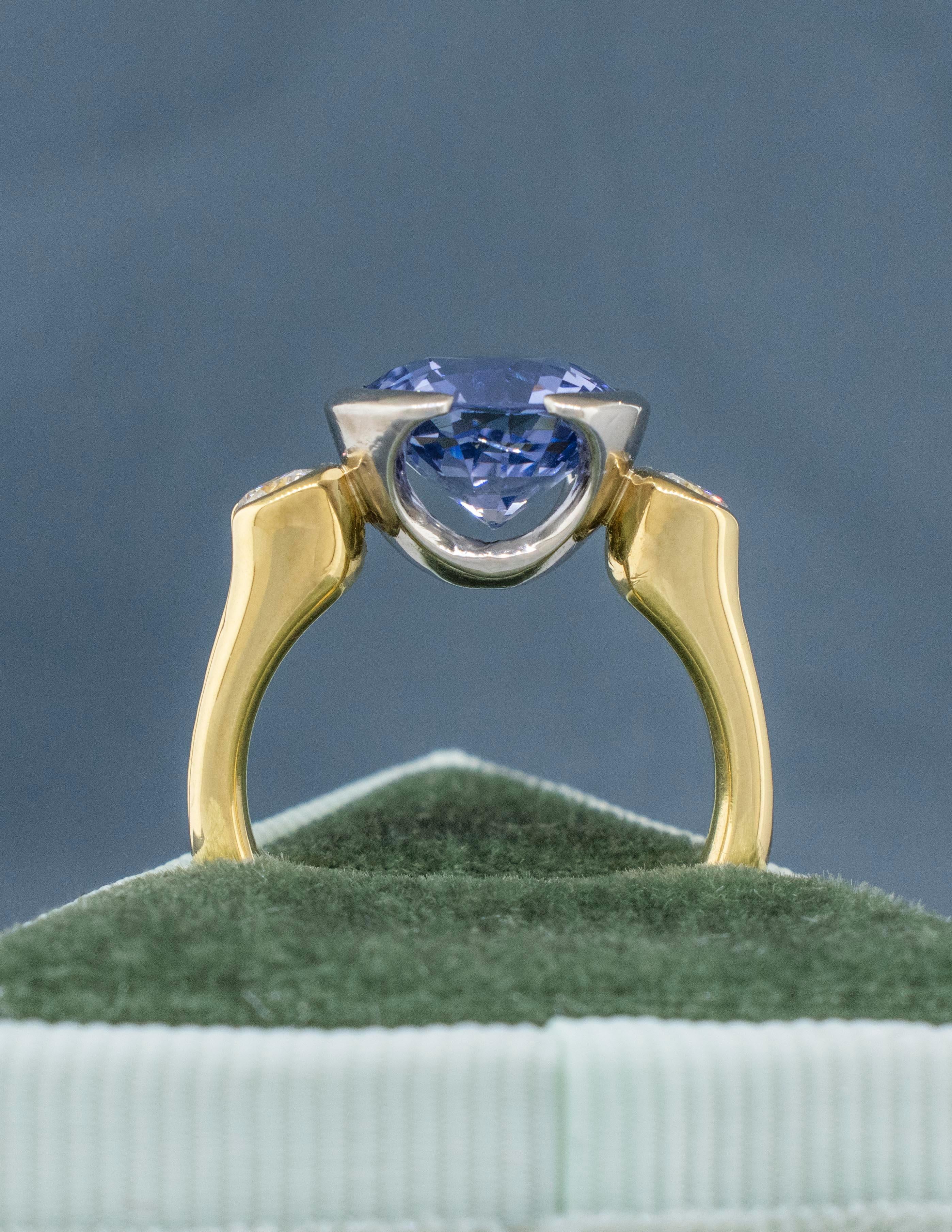 Moderne Bague moderne à trois pierres saphir bicolore et diamant en vente