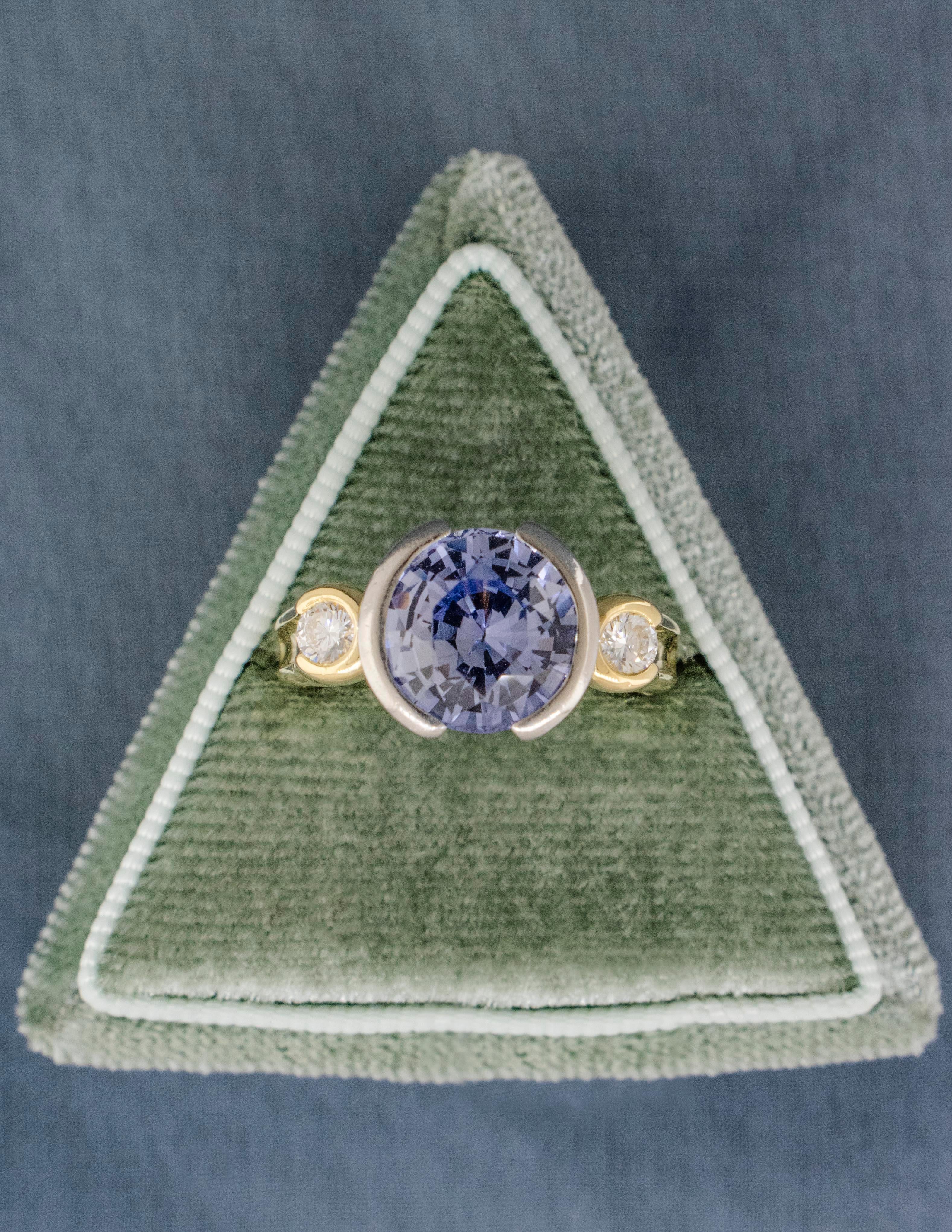 Taille brillant Bague moderne à trois pierres saphir bicolore et diamant en vente