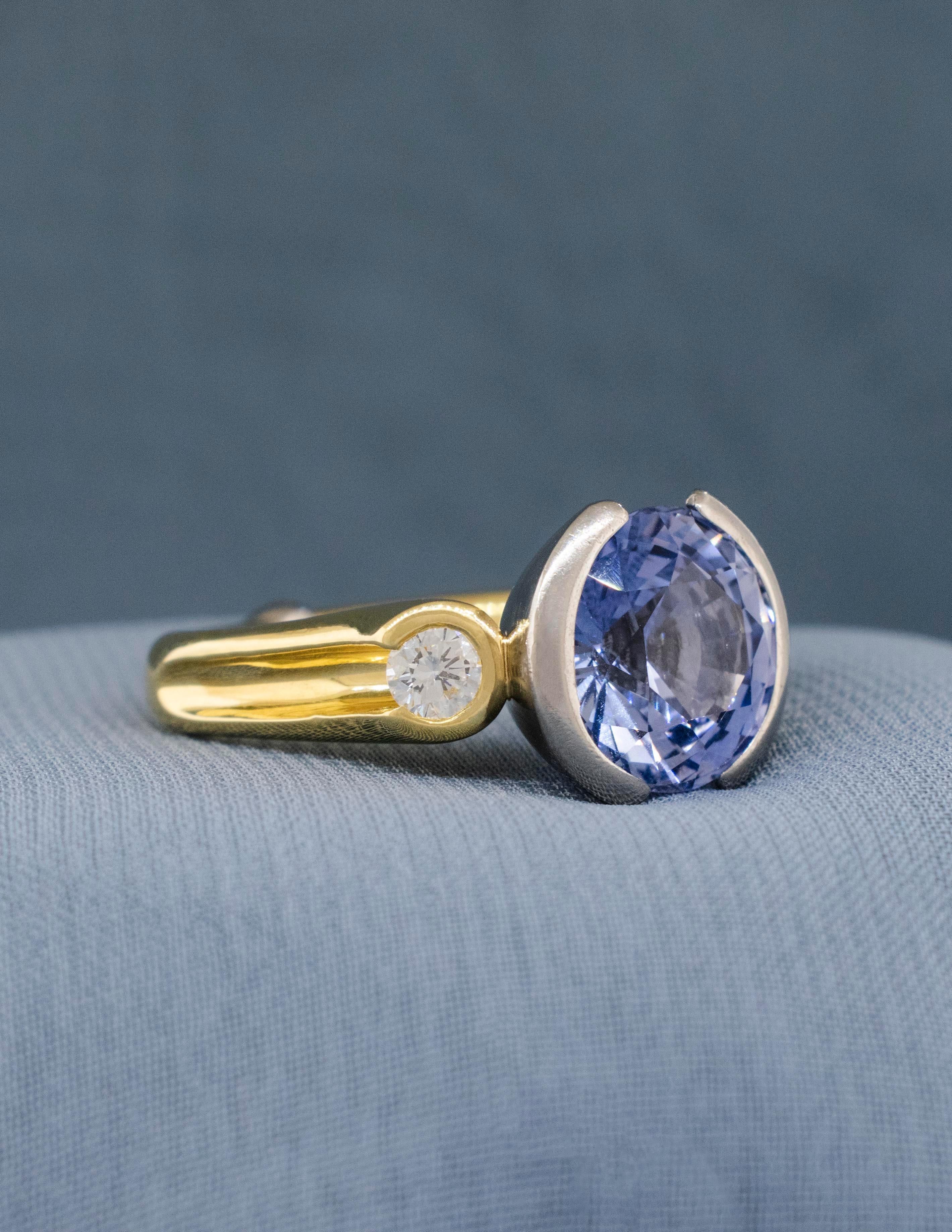 Bague moderne à trois pierres saphir bicolore et diamant Bon état - En vente à Boone, NC