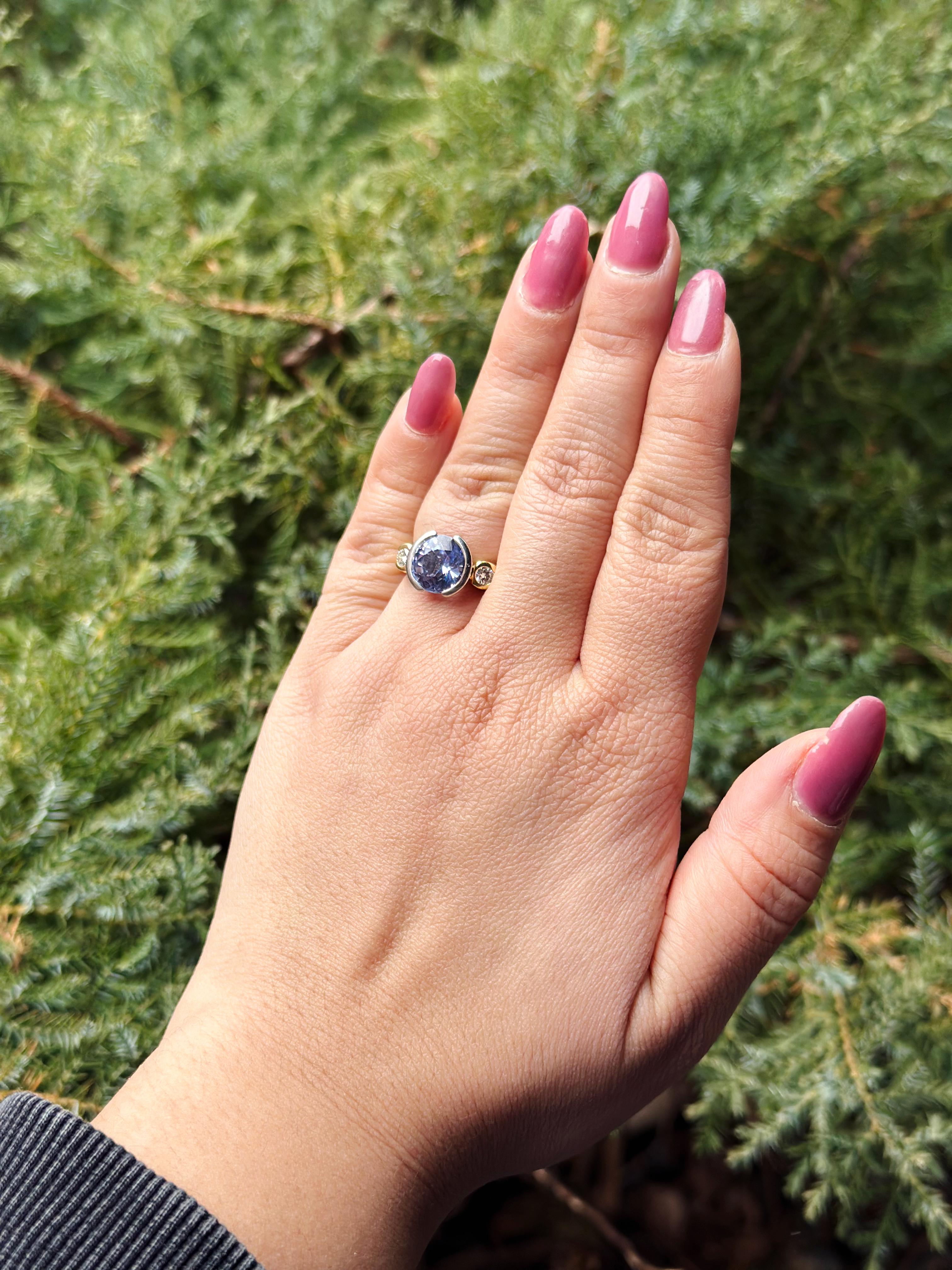 Bague moderne à trois pierres saphir bicolore et diamant Pour femmes en vente