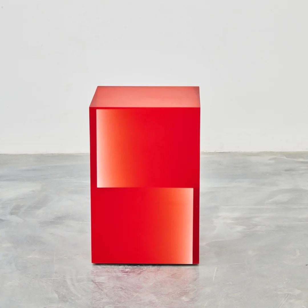 Moderner Beistelltisch / Hocker aus rotem Epoxidharz von Facture Studio (Zwei-Wege-Schaltkasten) (amerikanisch) im Angebot