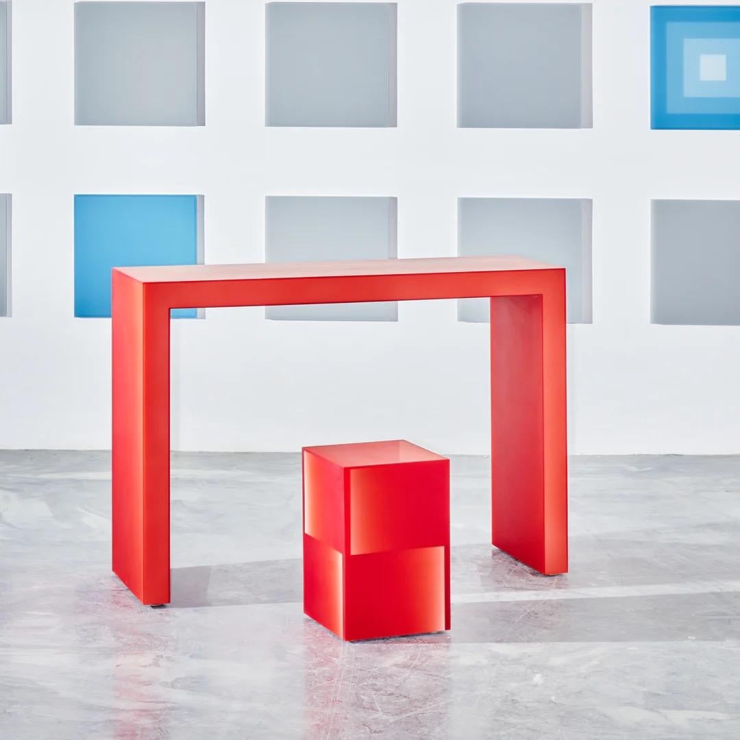 Moderner Beistelltisch / Hocker aus rotem Epoxidharz von Facture Studio (Zwei-Wege-Schaltkasten) im Zustand „Neu“ im Angebot in New York, NY