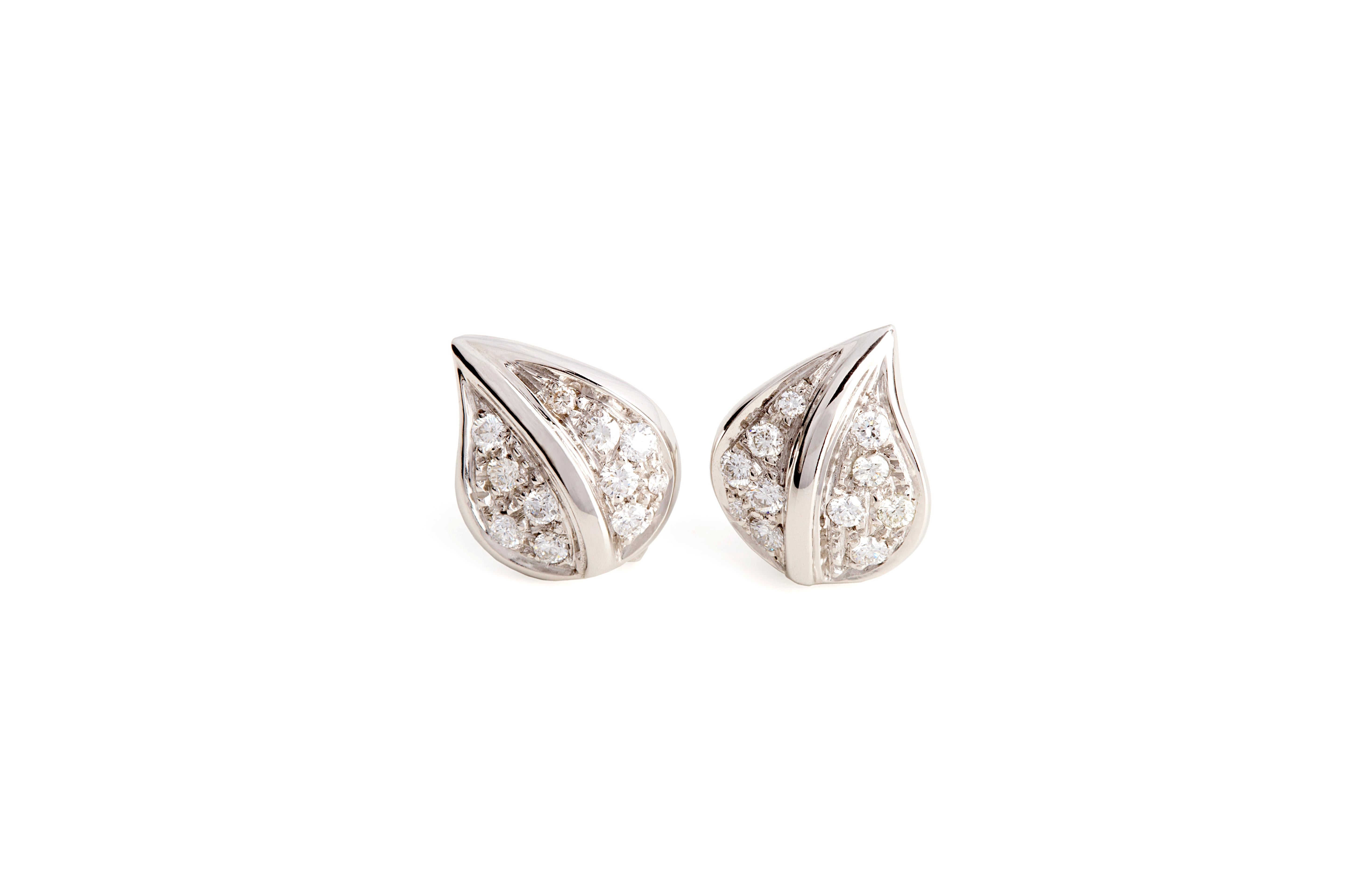 18 Karat White Gold 0.30 Karat White Diamonds Modern Leaves Stud Earrings In New Condition For Sale In Rome, IT
