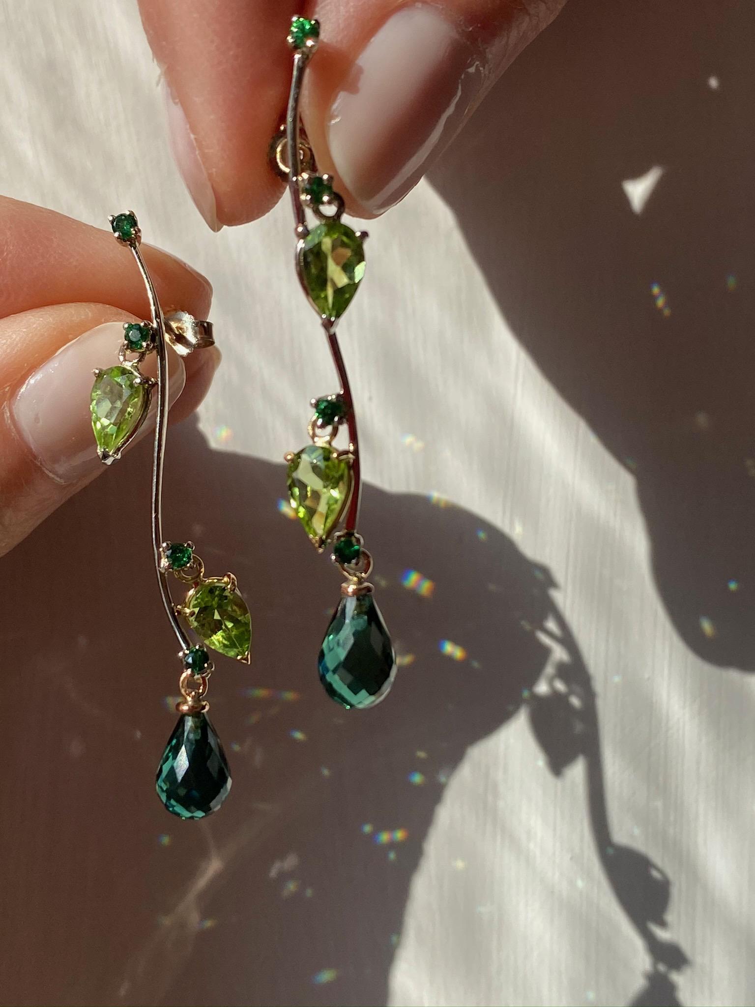 Artisan Green Modern 18 Karat Gold Tsavorite Peridot Drops Design Dangle Earrings For Sale