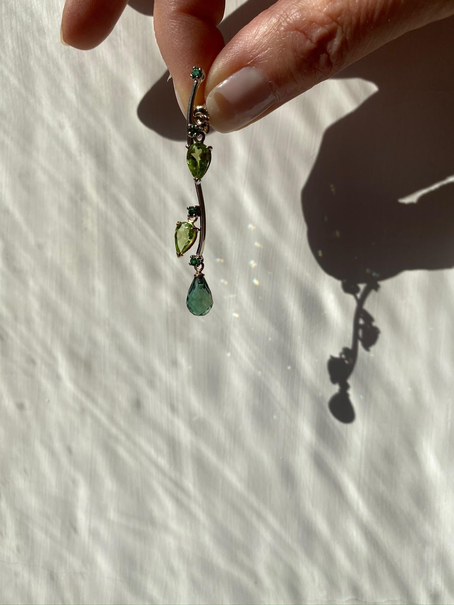 Green Modern 18 Karat Gold Tsavorite Peridot Drops Design Dangle Earrings In New Condition For Sale In Rome, IT