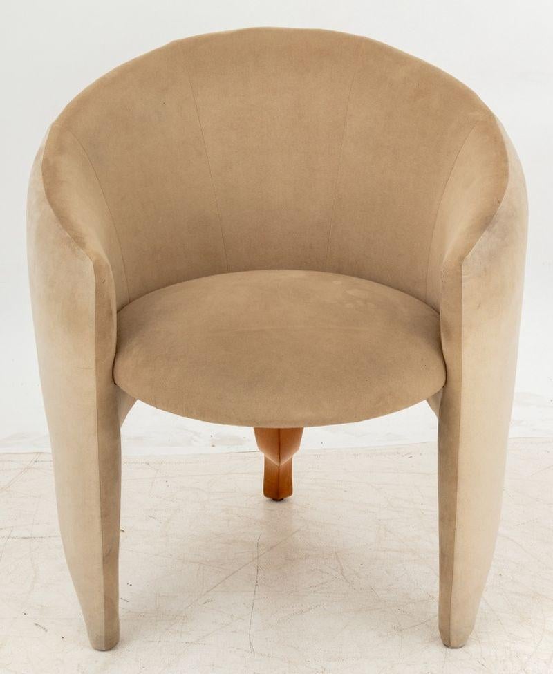Moderner gepolsterter Ultrasuede Barrel Chair, auf drei Beinen mit skulpturalem Hinterbein. 31,5