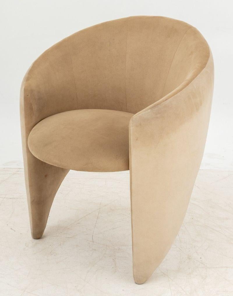 Moderner gepolsterter Ultrasuede-Fasssessel im Zustand „Gut“ im Angebot in Astoria, NY