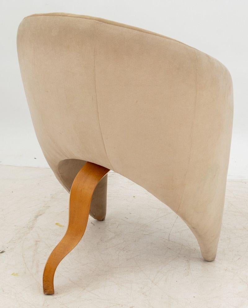 Moderner gepolsterter Ultrasuede-Fasssessel im Angebot 1