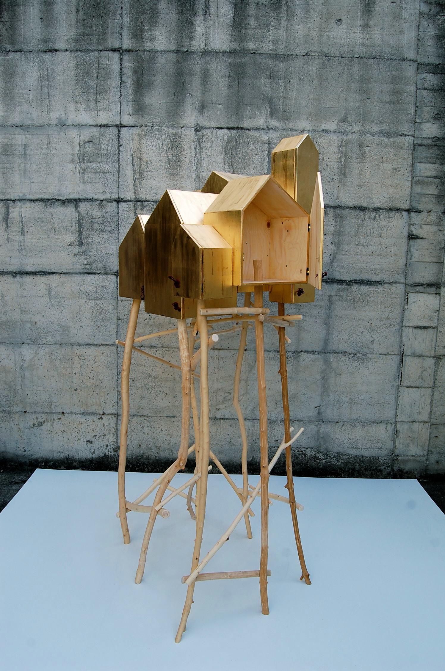 Mobile in legno per Dilmos Milano, rivestito in foglia d'oro, preziosamente applicata dalla mano del designer Umberto Dattola. Sostenuto da una serie di rami di frassino, trovati nei Wood che circondano l'Atelier. Collegando i luoghi urbani alle