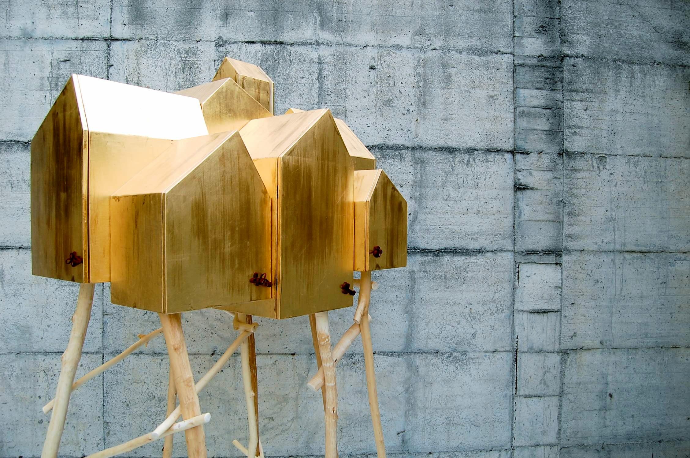 Moderno Scultura moderna Umberto Dattola for Dilmos Gold Standing Storage realizzata a mano in vendita