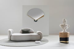 Modernes unbearbeitetes, geschwungenes Sofa, Perlensamt, handgefertigt in Portugal von Greenapple