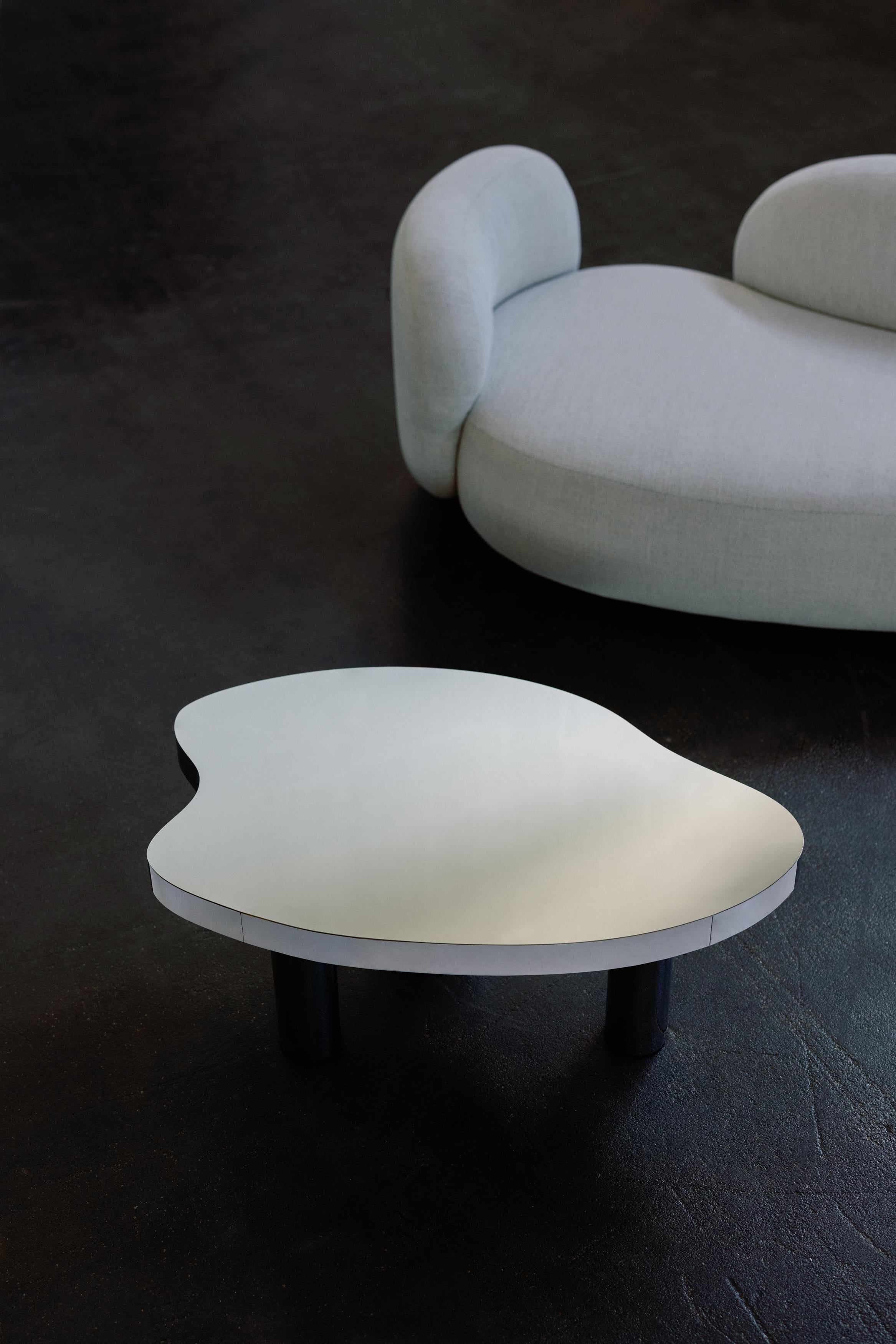 Modernes unbearbeitetes, geschwungenes Sofa, Perlensamt, handgefertigt in Portugal von Greenapple im Angebot 13