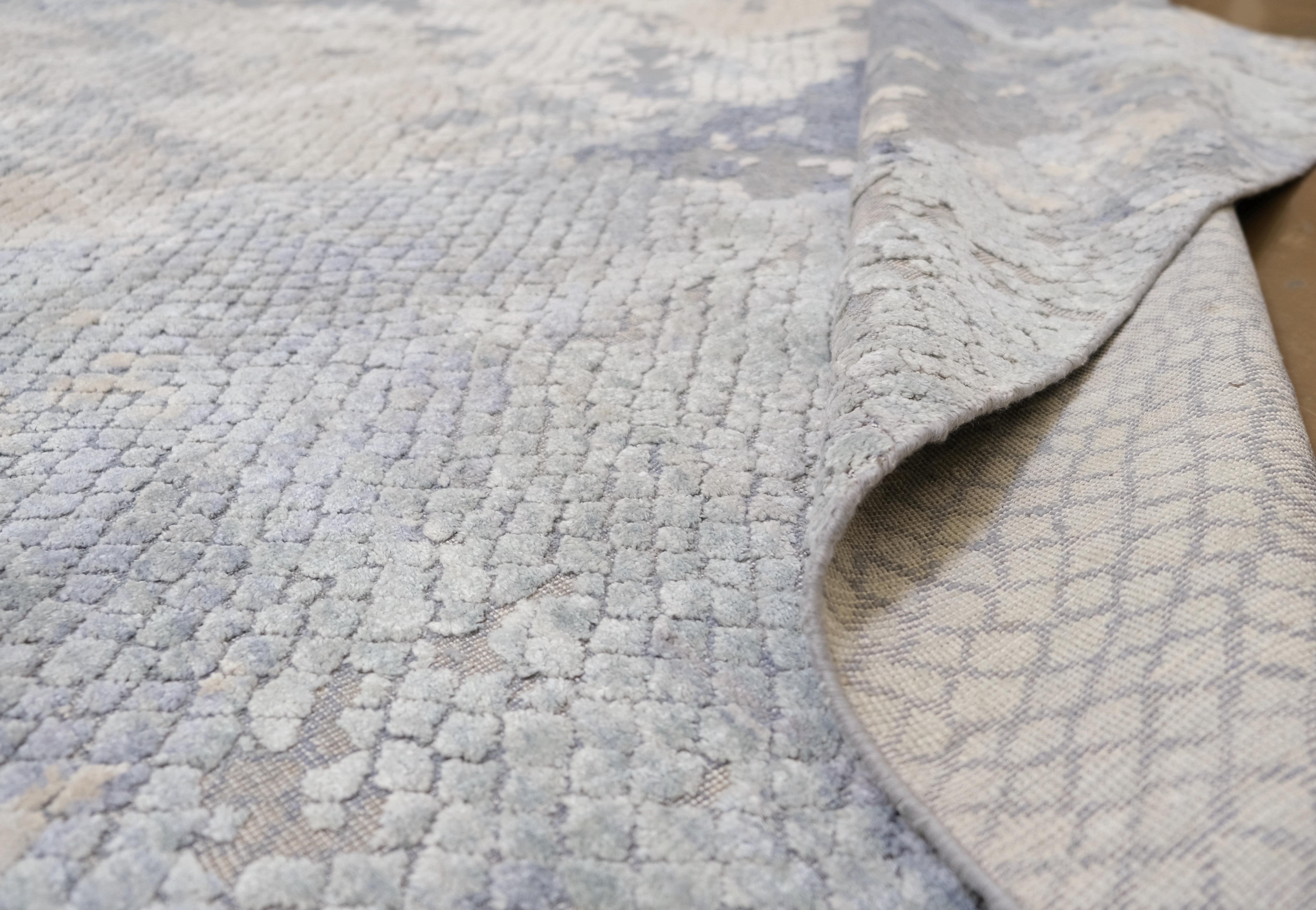Avec son design abstrait, ce tapis évoque une qualité picturale qui transforme n'importe quel espace en un sanctuaire sophistiqué. La texture complexe et les variations de tons créent de la profondeur et de l'intrigue visuelle, ce qui en fait une
