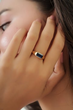 Bague de saphir bleu moderne unisexe 1,72ct en or jaune 14K Bijoux fins