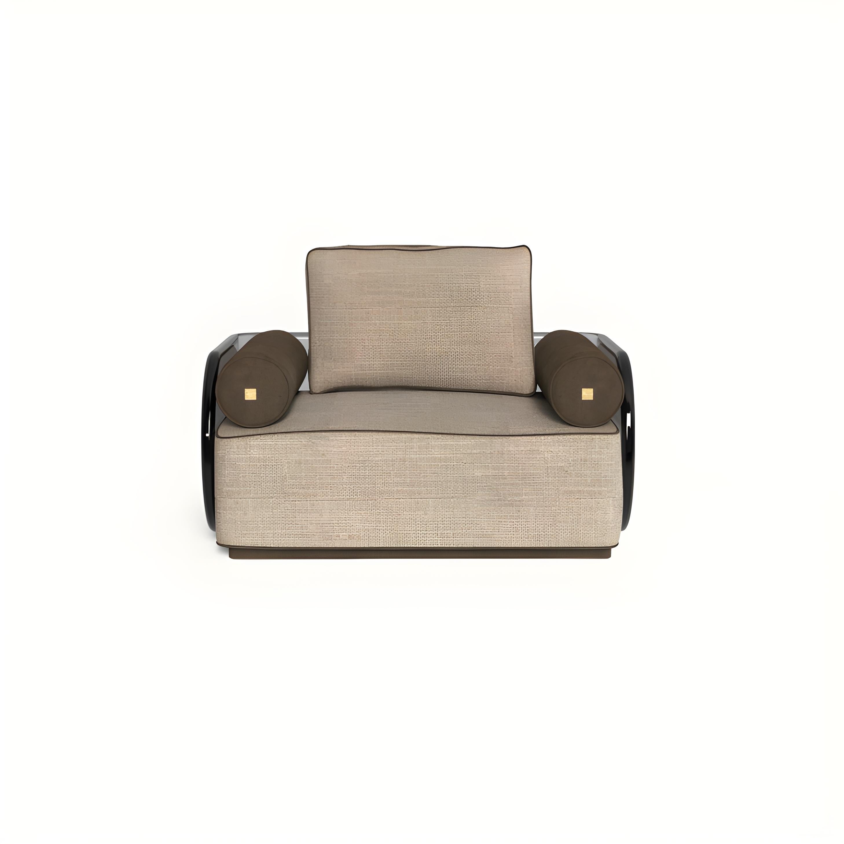 XXI secolo e contemporaneo Poltrona moderna imbottita con fianchi in acrilico e dettagli in metallo in vendita