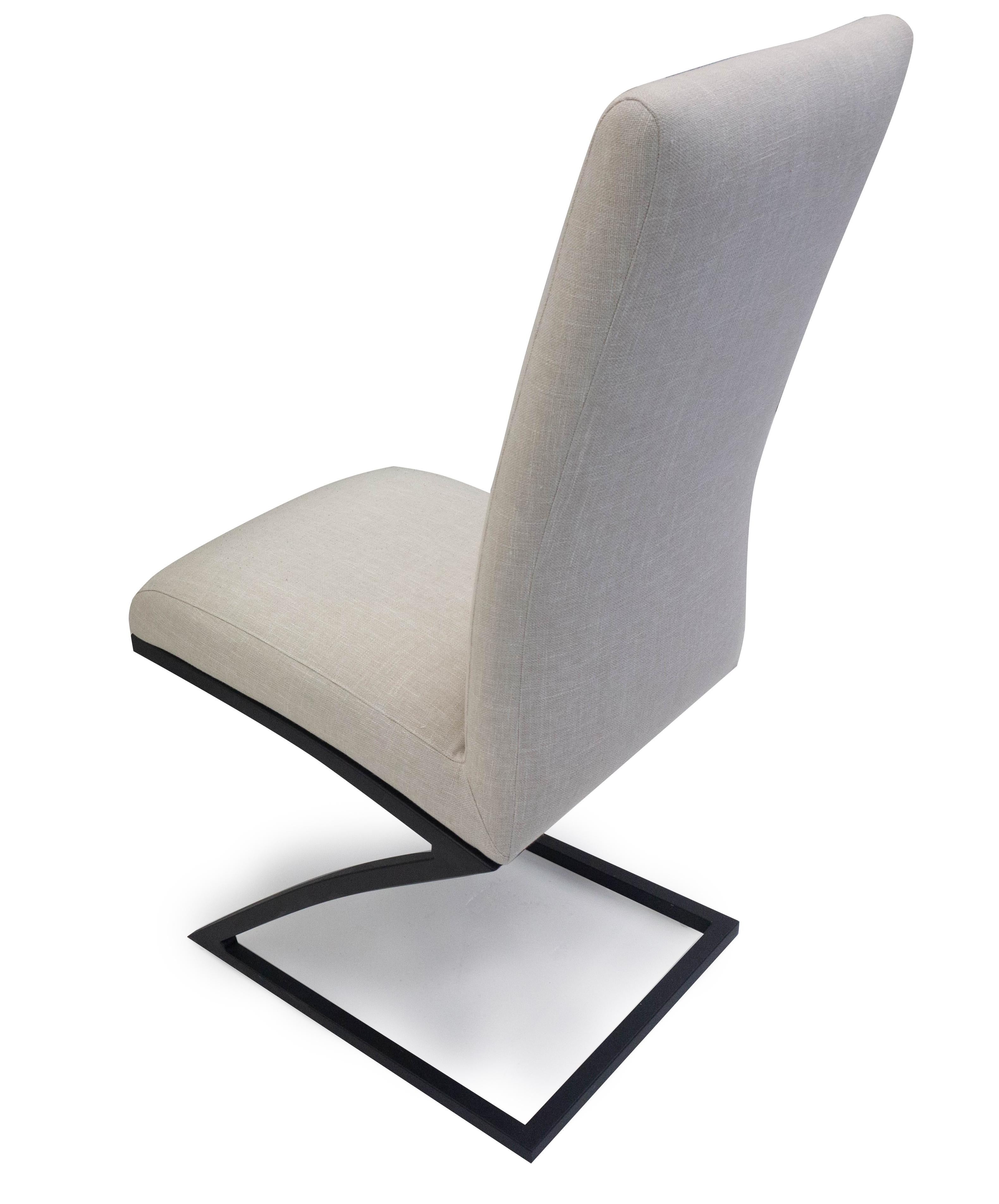 Unser Svelte Stuhl ist ein komfortabler Esszimmerstuhl mit einer etwas schmalen Form und einem schmalen Fuß. Abgebildet in beigem Leinen, der Stoff des Stuhls ist individuell anpassbar.

Abmessungen:
17