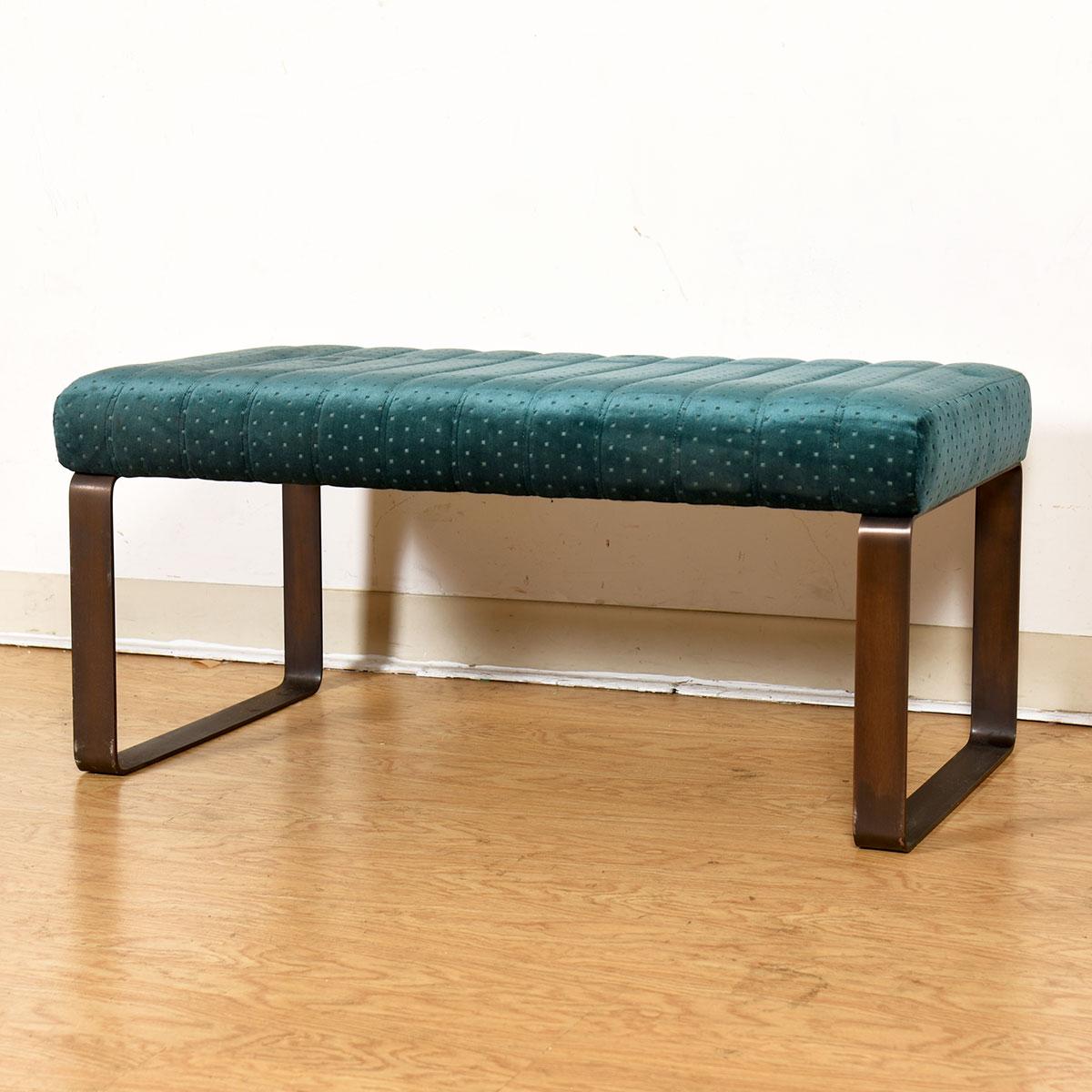 Mid-Century Modern Banc moderne en velours vert rembourré avec cadre métallique à pieds traînés en vente