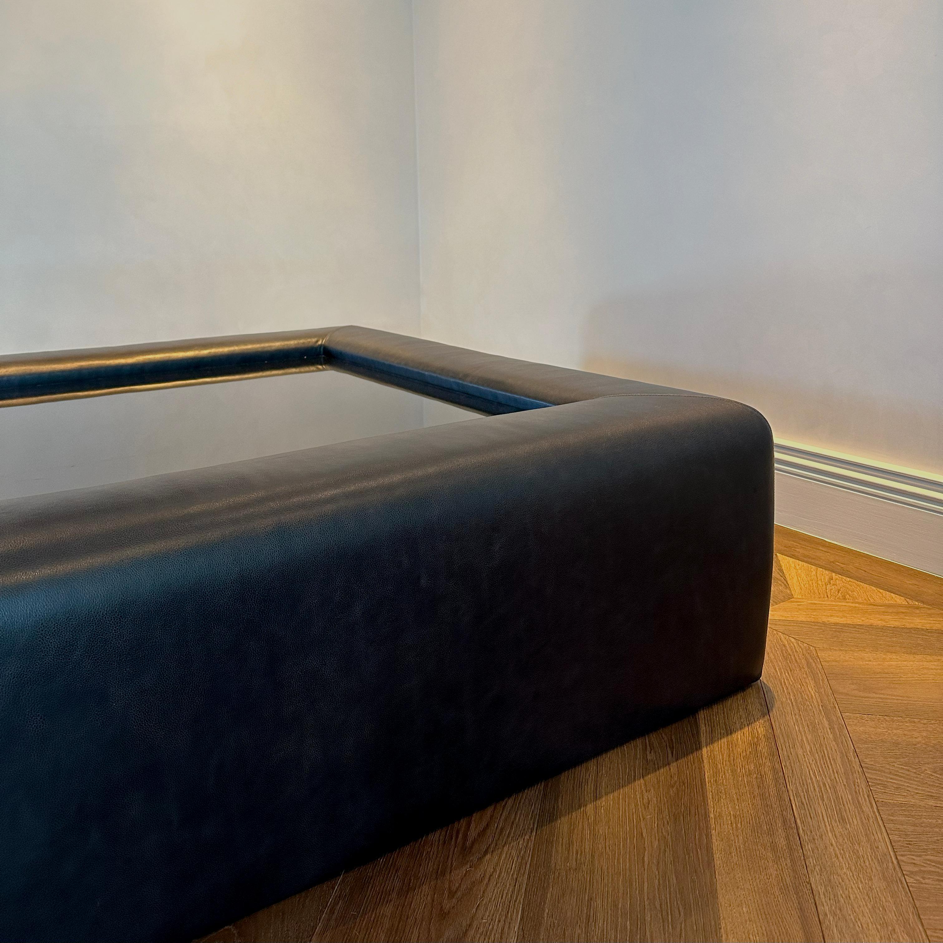 Modern Upholstered Leather Coffee Table with Black Glass Top en venta 2