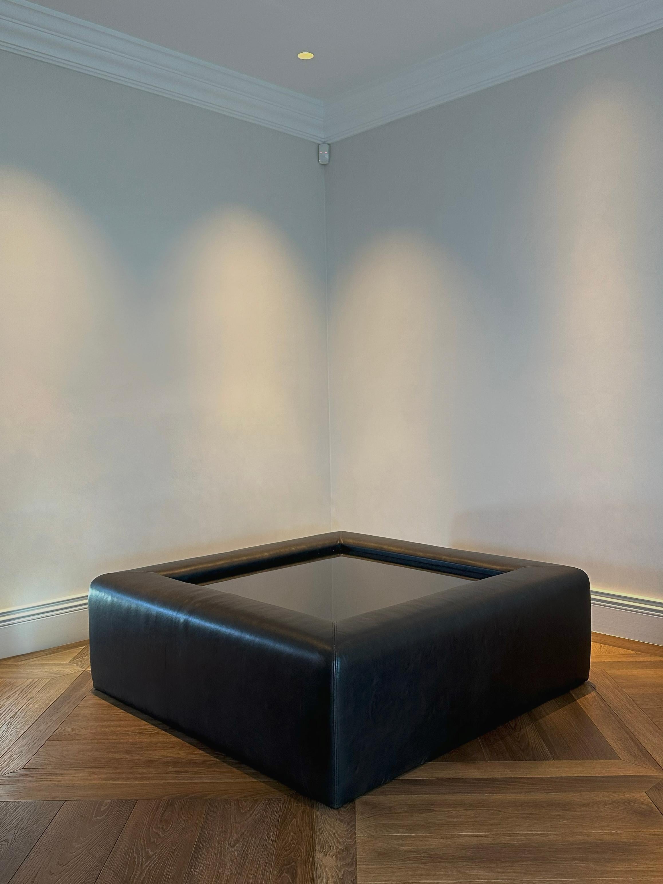 Modern Upholstered Leather Coffee Table with Black Glass Top Moderno en venta