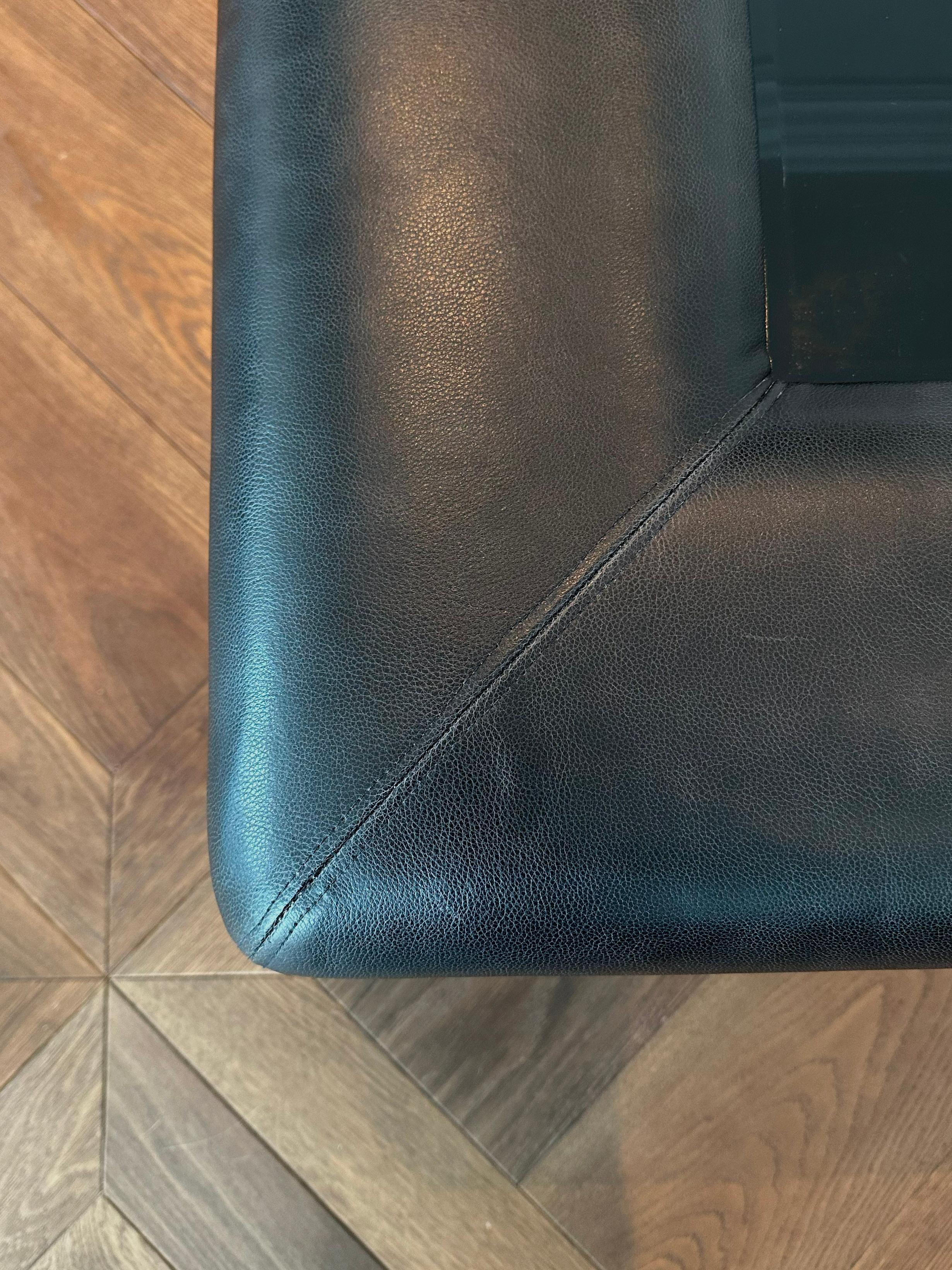Modern Upholstered Leather Coffee Table with Black Glass Top Británico en venta