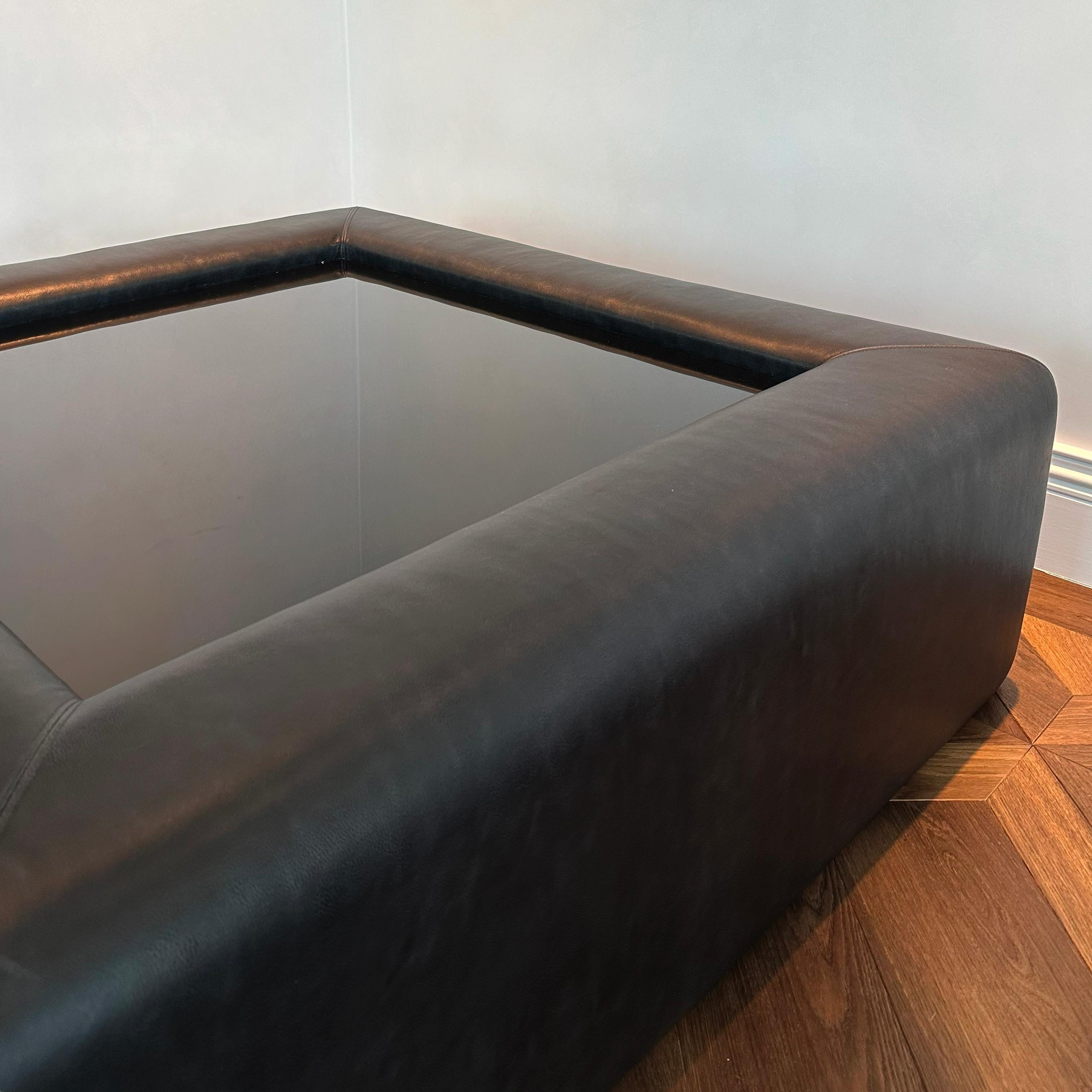 Modern Upholstered Leather Coffee Table with Black Glass Top Hecho a mano en venta
