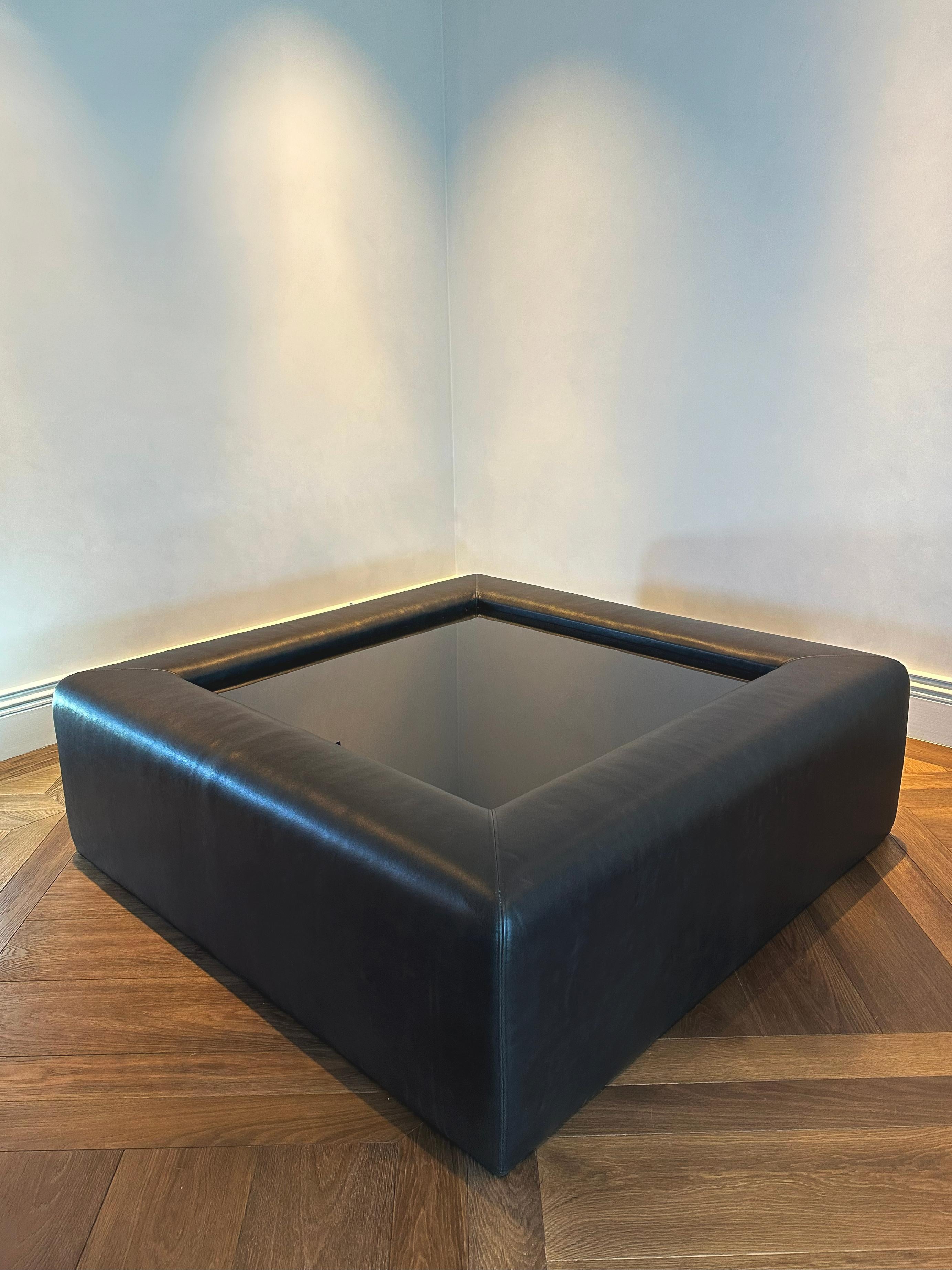 Modern Upholstered Leather Coffee Table with Black Glass Top en Bueno estado para la venta en Glasgow, GB