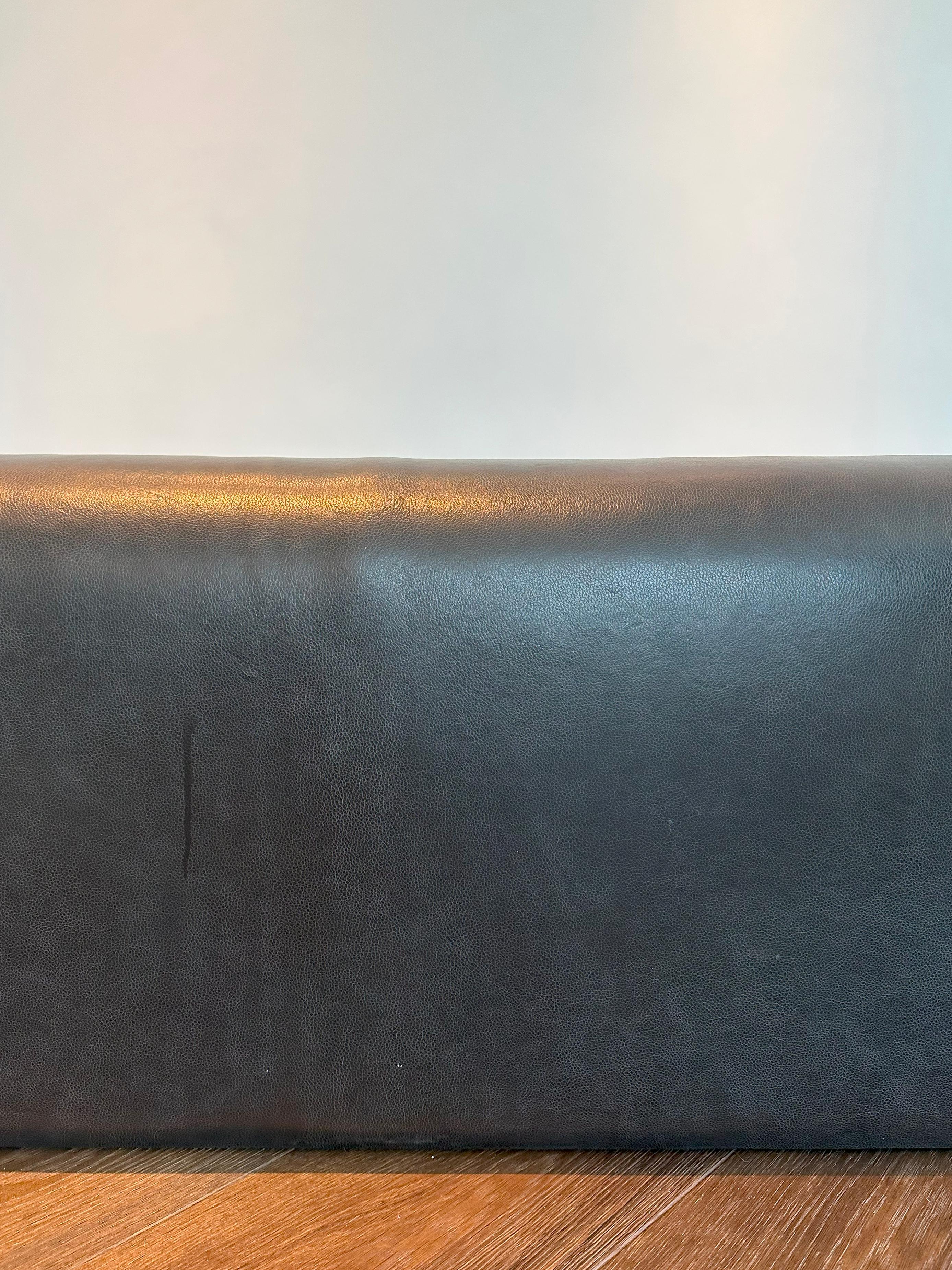 Modern Upholstered Leather Coffee Table with Black Glass Top Siglo XXI y contemporáneo en venta