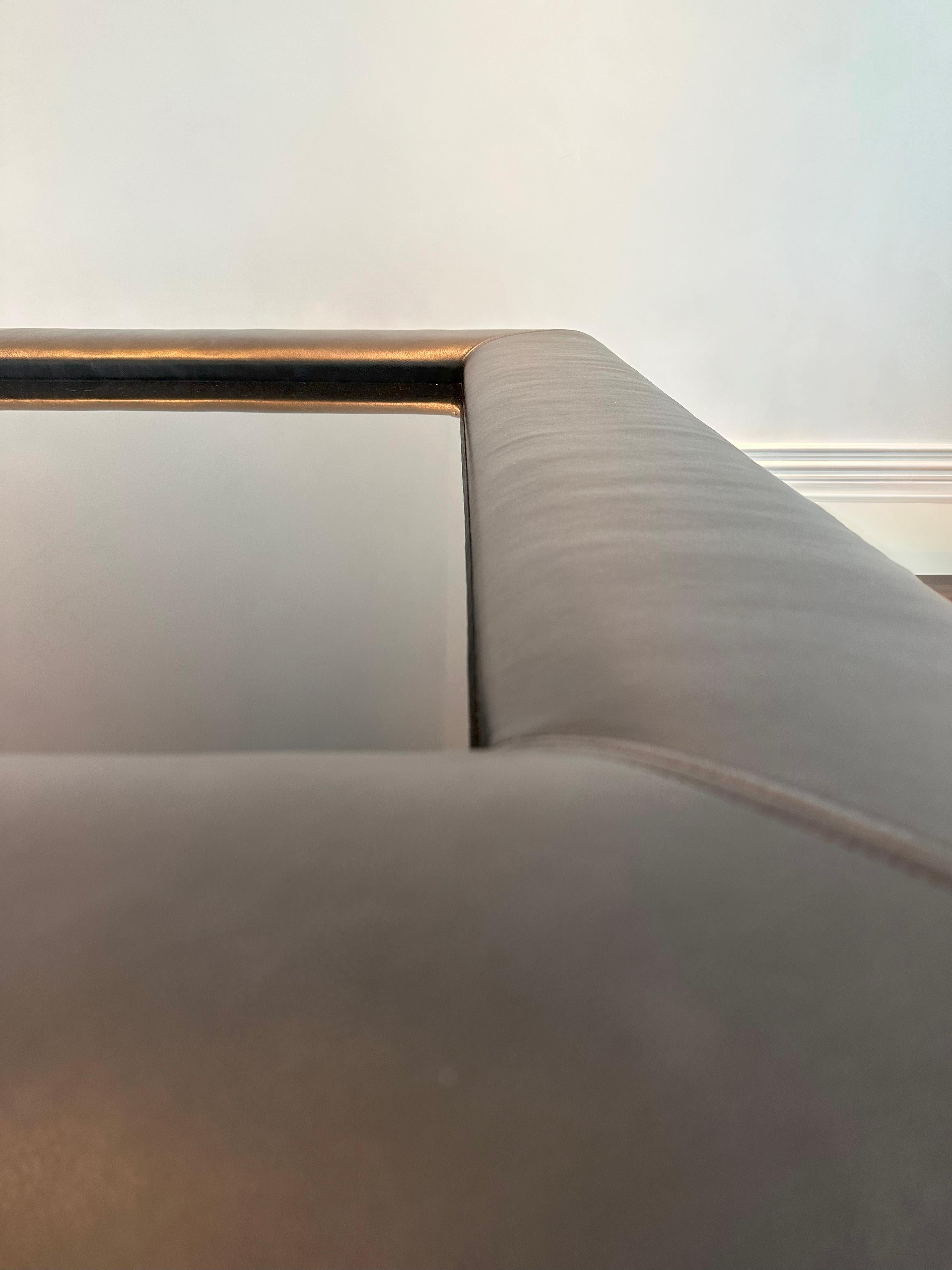 Modern Upholstered Leather Coffee Table with Black Glass Top Cuero en venta